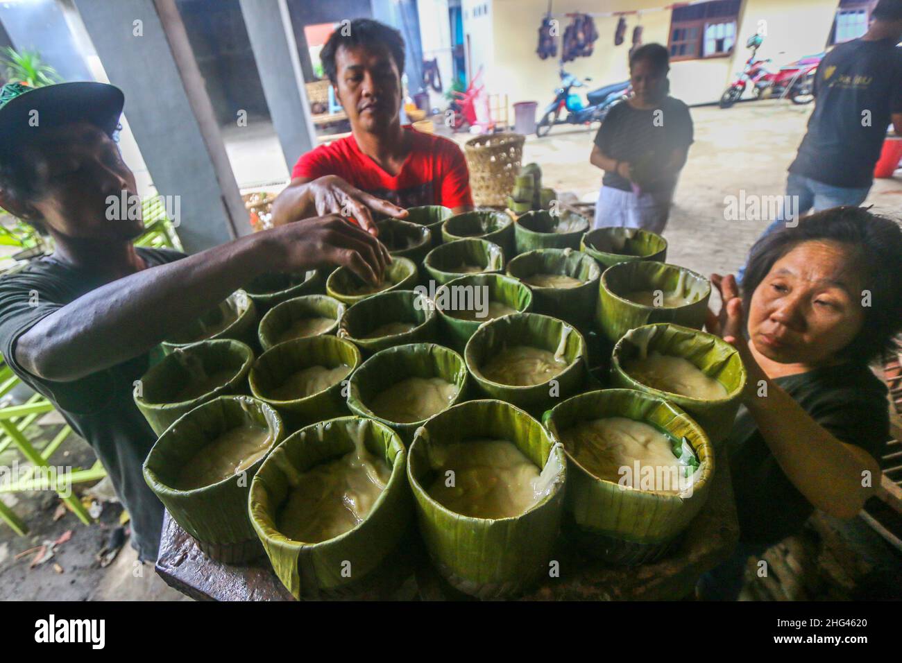 Pekerja memproduksi makanan khas imlek 'doll' atau kue keranjang untuk perayaan tahun Baru Imlek di Bogor, Jawa Barat, Indonesia, 18 gennaio 2022 Foto Stock