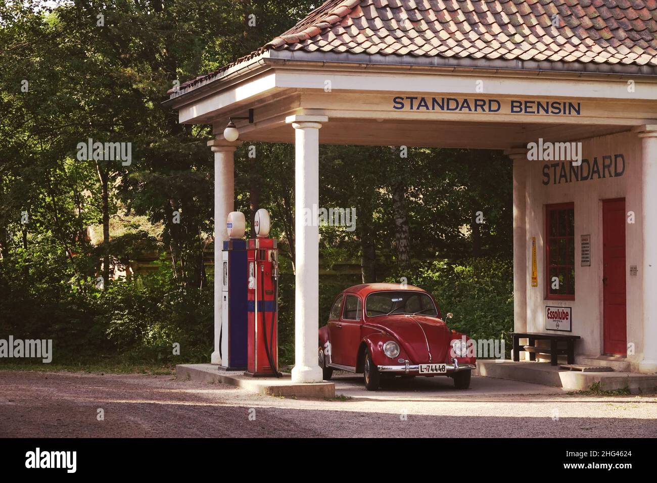 Vecchia macchina per il coleottero in una stazione di servizio, atmosfera d'epoca Foto Stock