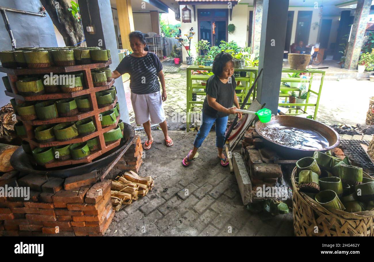 Pekerja memproduksi makanan khas imlek 'doll' atau kue keranjang untuk perayaan tahun Baru Imlek di Bogor, Jawa Barat, Indonesia, 18 gennaio 2022 Foto Stock