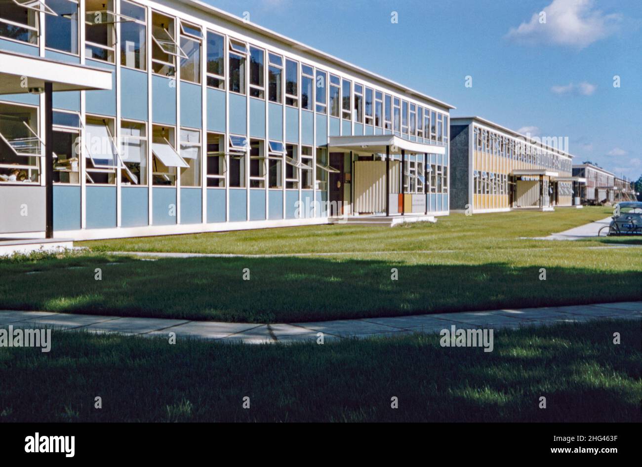 Nuove unità industriali moderne a Crawley ‘New Town’, West Sussex, Inghilterra, Regno Unito nel 1960s. La zona commerciale e industriale si concentrava principalmente a nord del centro della città intorno a Fleming Way, sviluppata per creare posti di lavoro nella “nuova città” del dopoguerra. Da questo periodo l'area è stata sottoposta a cambiamenti e ammodernamenti di massa. Dopo la seconda guerra mondiale, al fine di delocalizzare coloro che vivono nelle abitazioni povere o bombardate di Londra, un gran numero di persone e di posti di lavoro sono stati spostati in nuove città intorno alla se Inghilterra e Crawley è stata la prima di queste – una fotografia d’epoca del 1960s. Foto Stock