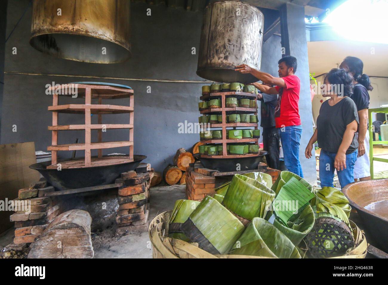 Pekerja memproduksi makanan khas imlek 'doll' atau kue keranjang untuk perayaan tahun Baru Imlek di Bogor, Jawa Barat, Indonesia, 18 gennaio 2022 Foto Stock