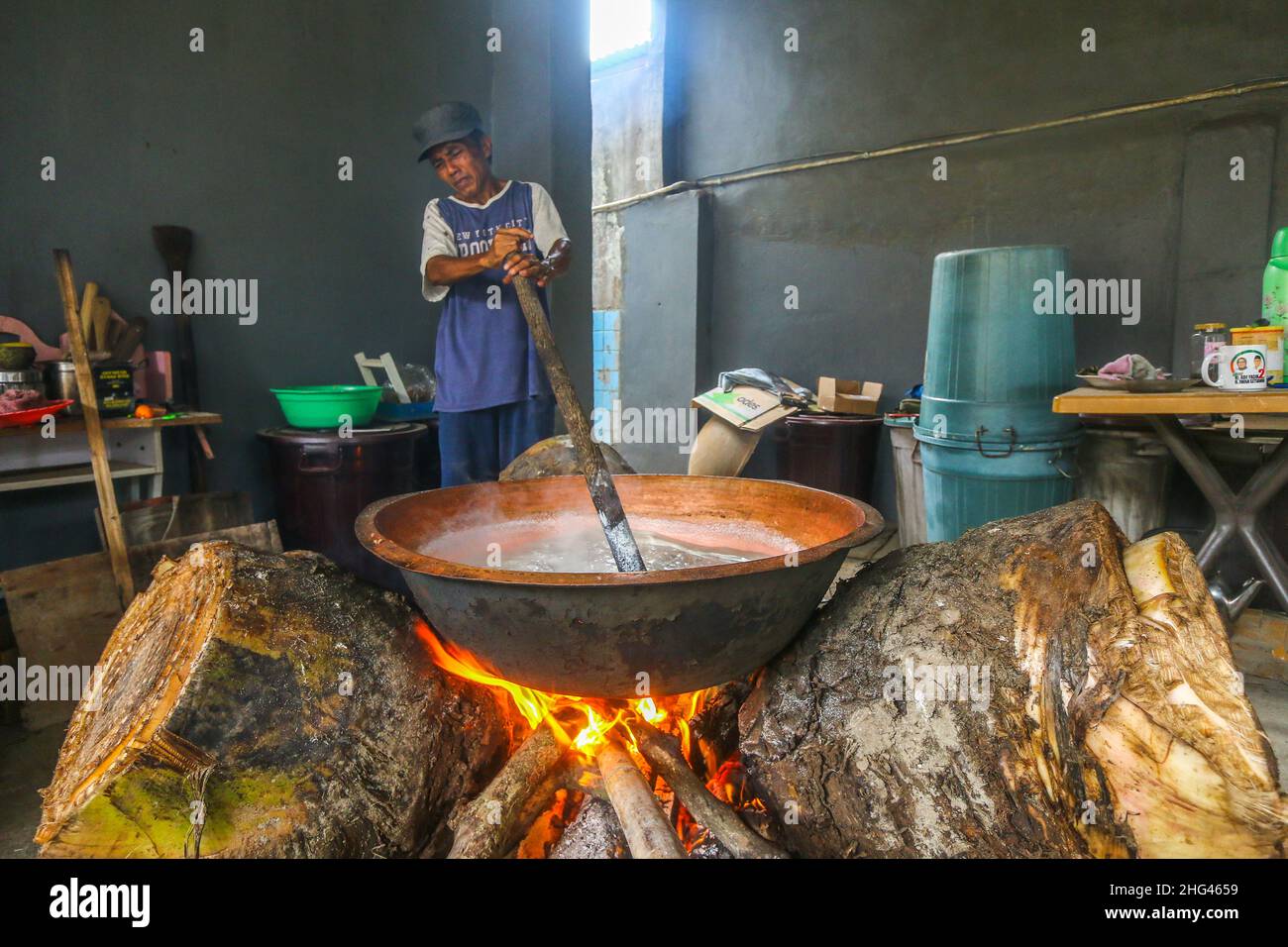 Pekerja memproduksi makanan khas imlek 'doll' atau kue keranjang untuk perayaan tahun Baru Imlek di Bogor, Jawa Barat, Indonesia, 18 gennaio 2022 Foto Stock