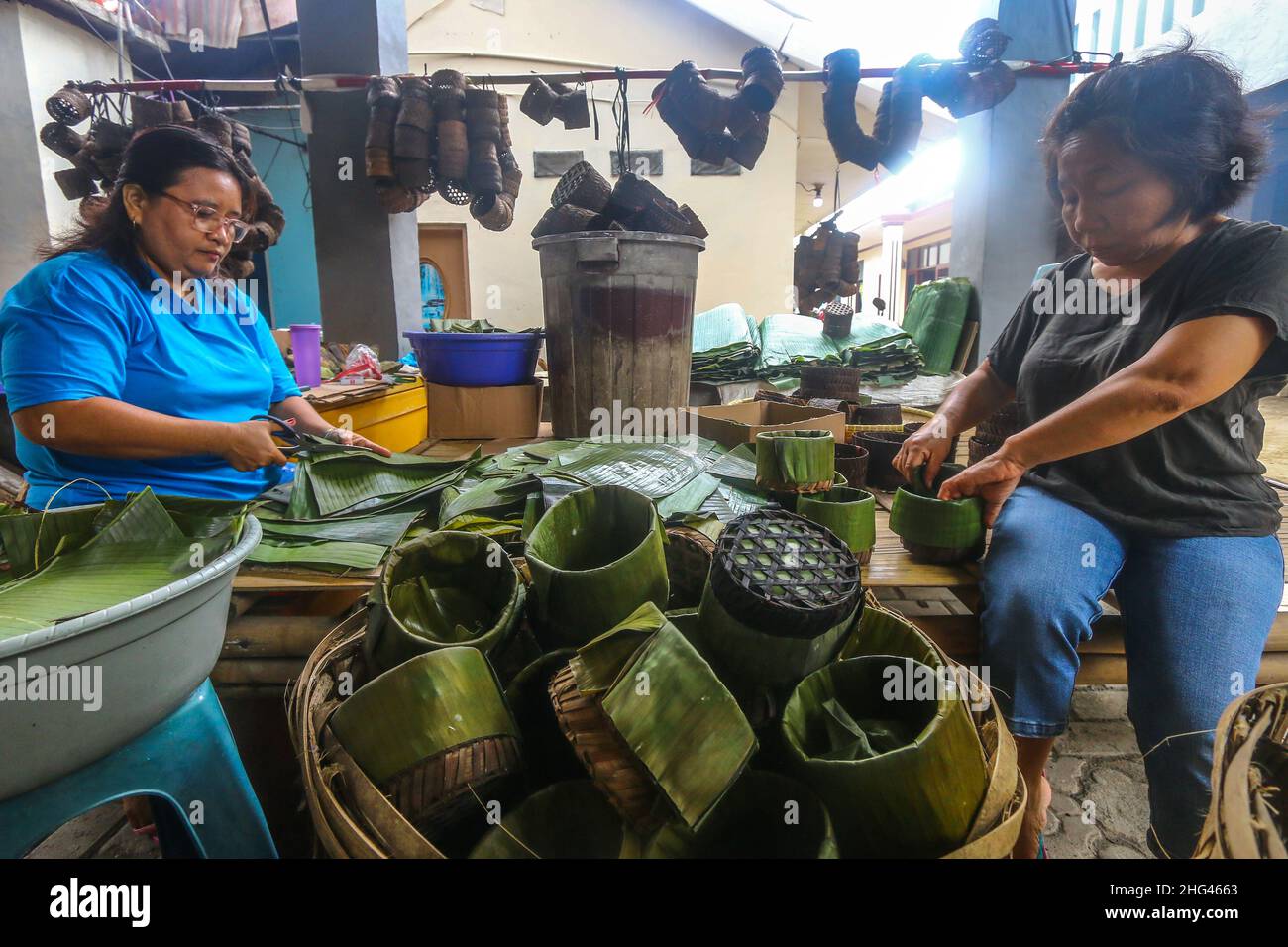 Pekerja memproduksi makanan khas imlek 'doll' atau kue keranjang untuk perayaan tahun Baru Imlek di Bogor, Jawa Barat, Indonesia, 18 gennaio 2022 Foto Stock