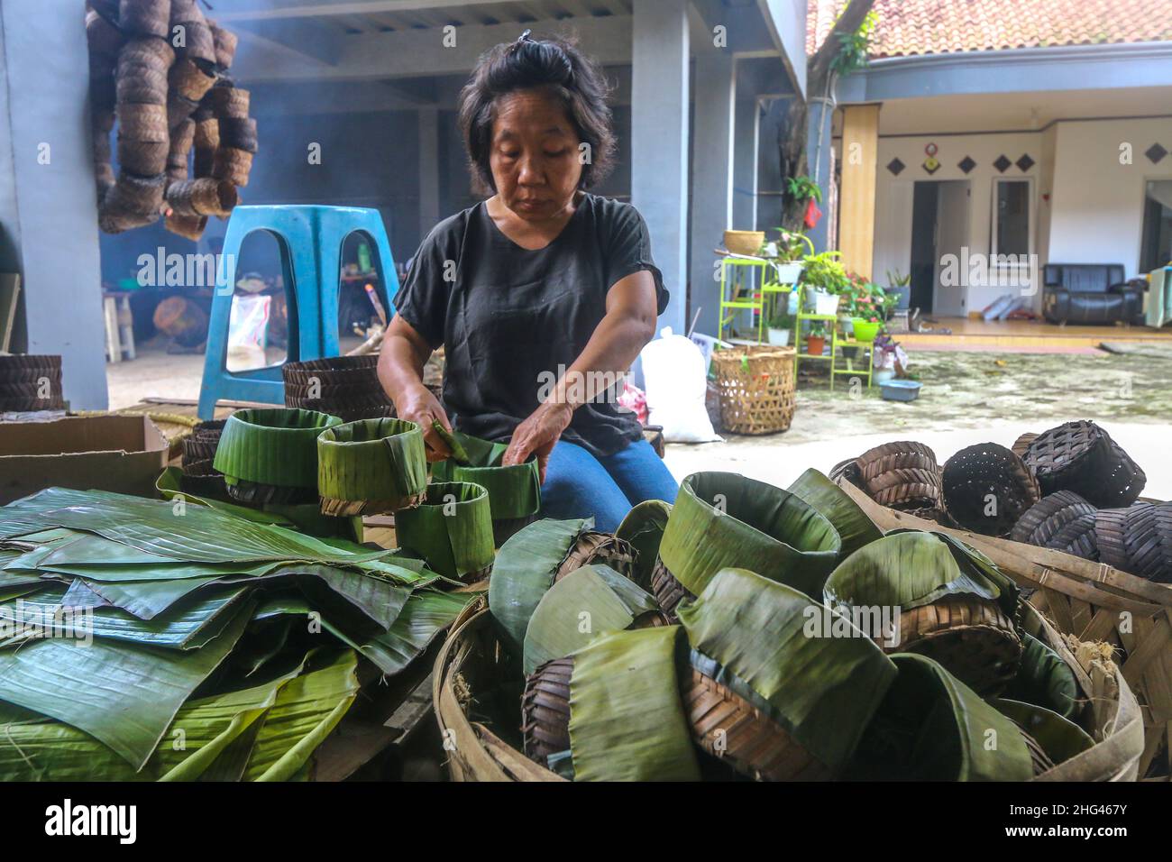 Pekerja memproduksi makanan khas imlek 'doll' atau kue keranjang untuk perayaan tahun Baru Imlek di Bogor, Jawa Barat, Indonesia, 18 gennaio 2022 Foto Stock