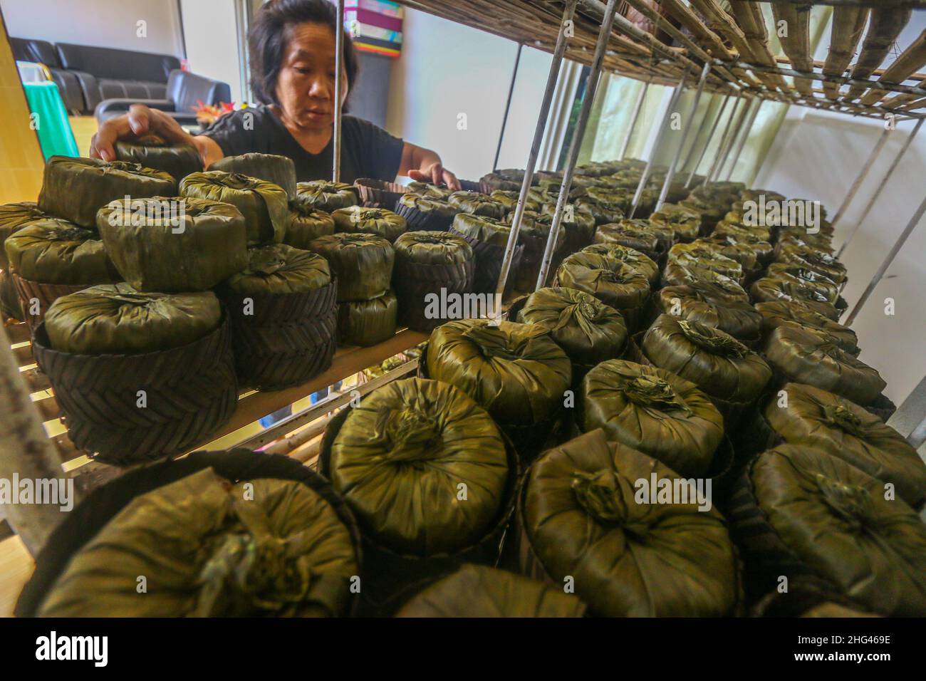 Pekerja memproduksi makanan khas imlek 'doll' atau kue keranjang untuk perayaan tahun Baru Imlek di Bogor, Jawa Barat, Indonesia, 18 gennaio 2022 Foto Stock