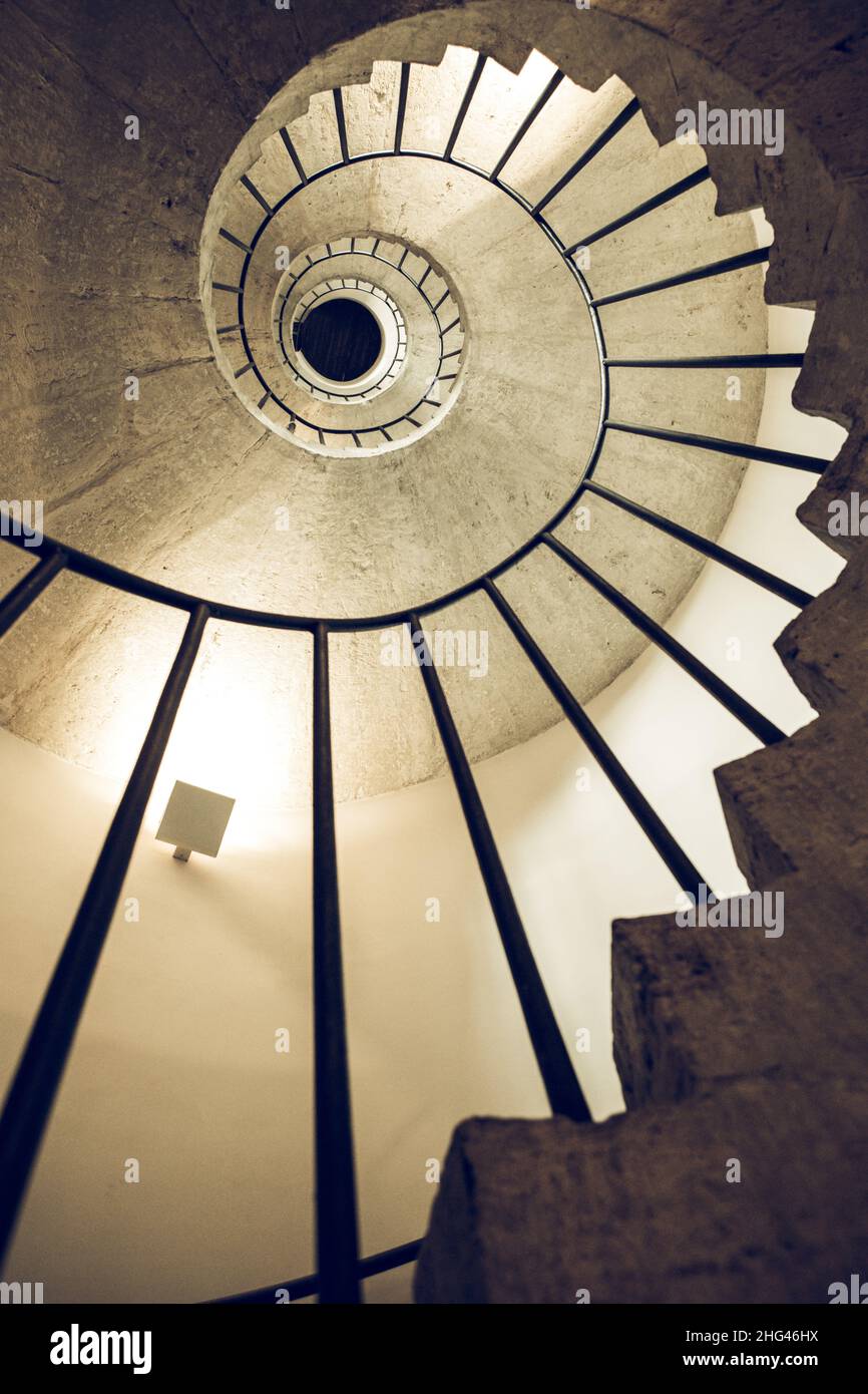 Scale a chiocciola, sezione e spirale dorata. Scala. Architettura antica. Vista dal basso verso l'alto. Foto Stock