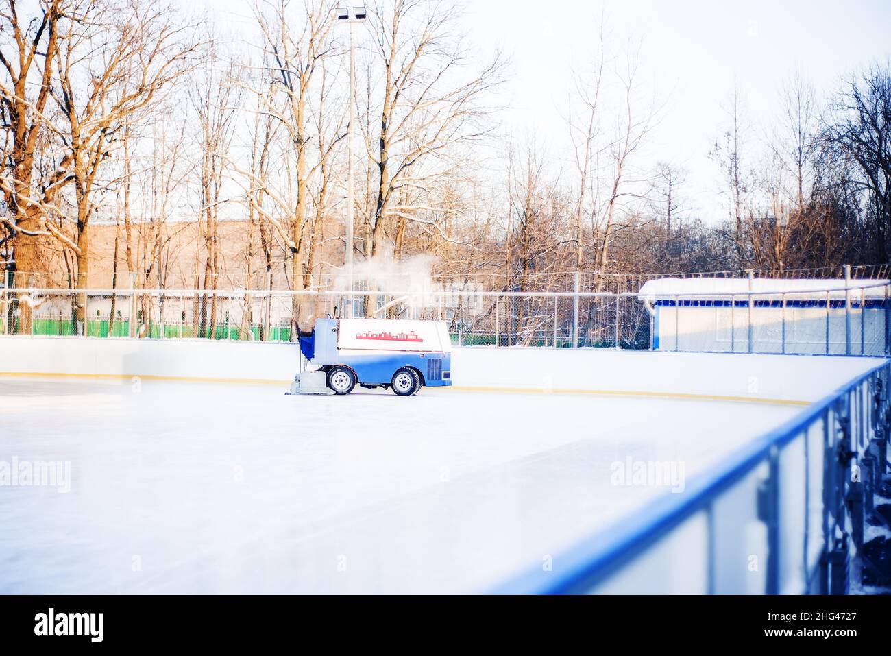 Russia Moscow 12.01.2022 - una macchina speciale per la raccolta del ghiaccio pulisce la pista di pattinaggio Foto Stock