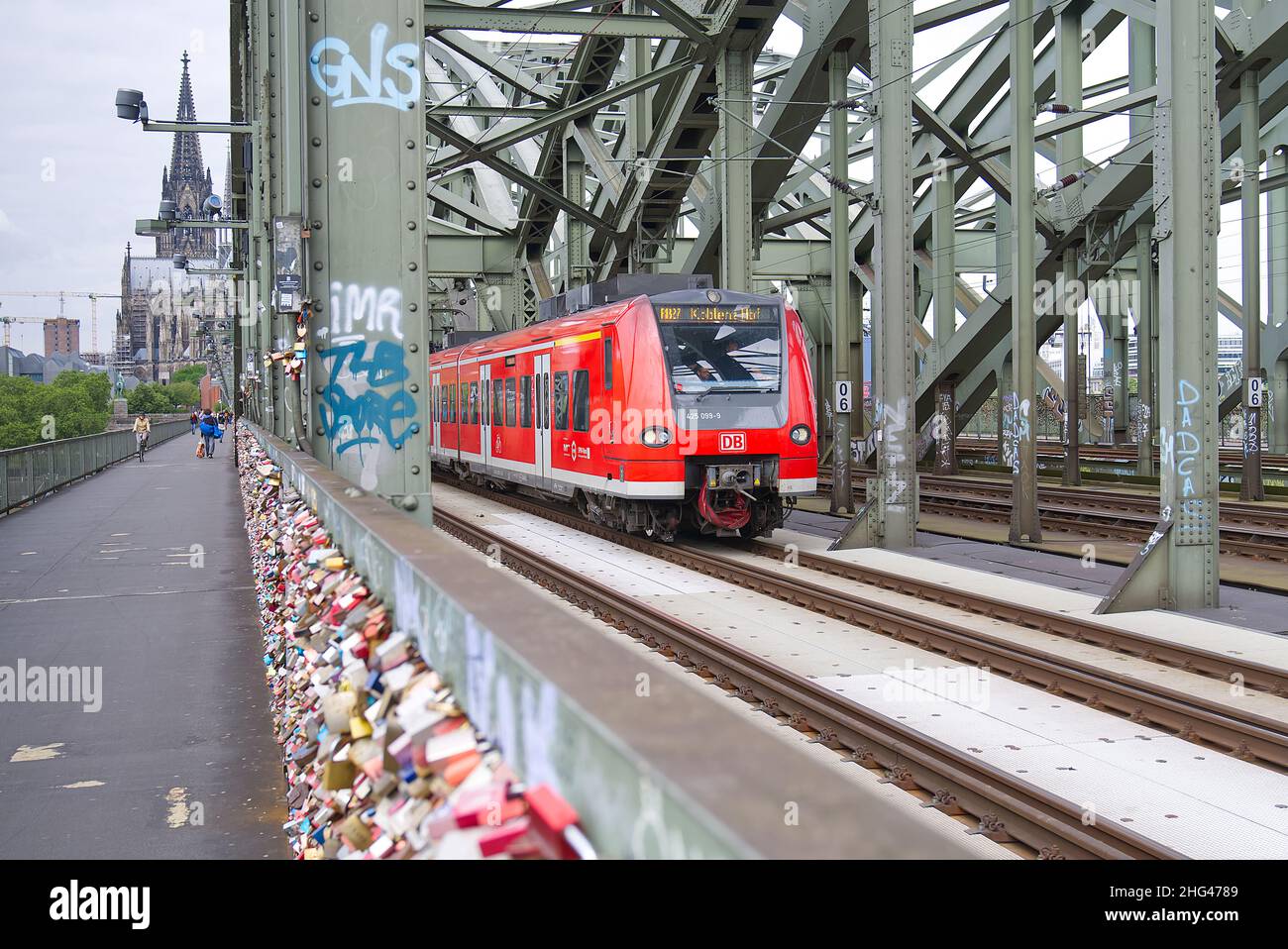 Colonia, Germania - luglio 2021: S-Bahn treno regionale suburbano S Bahn a Colonia K ln Hohenzollernbr cke Foto Stock