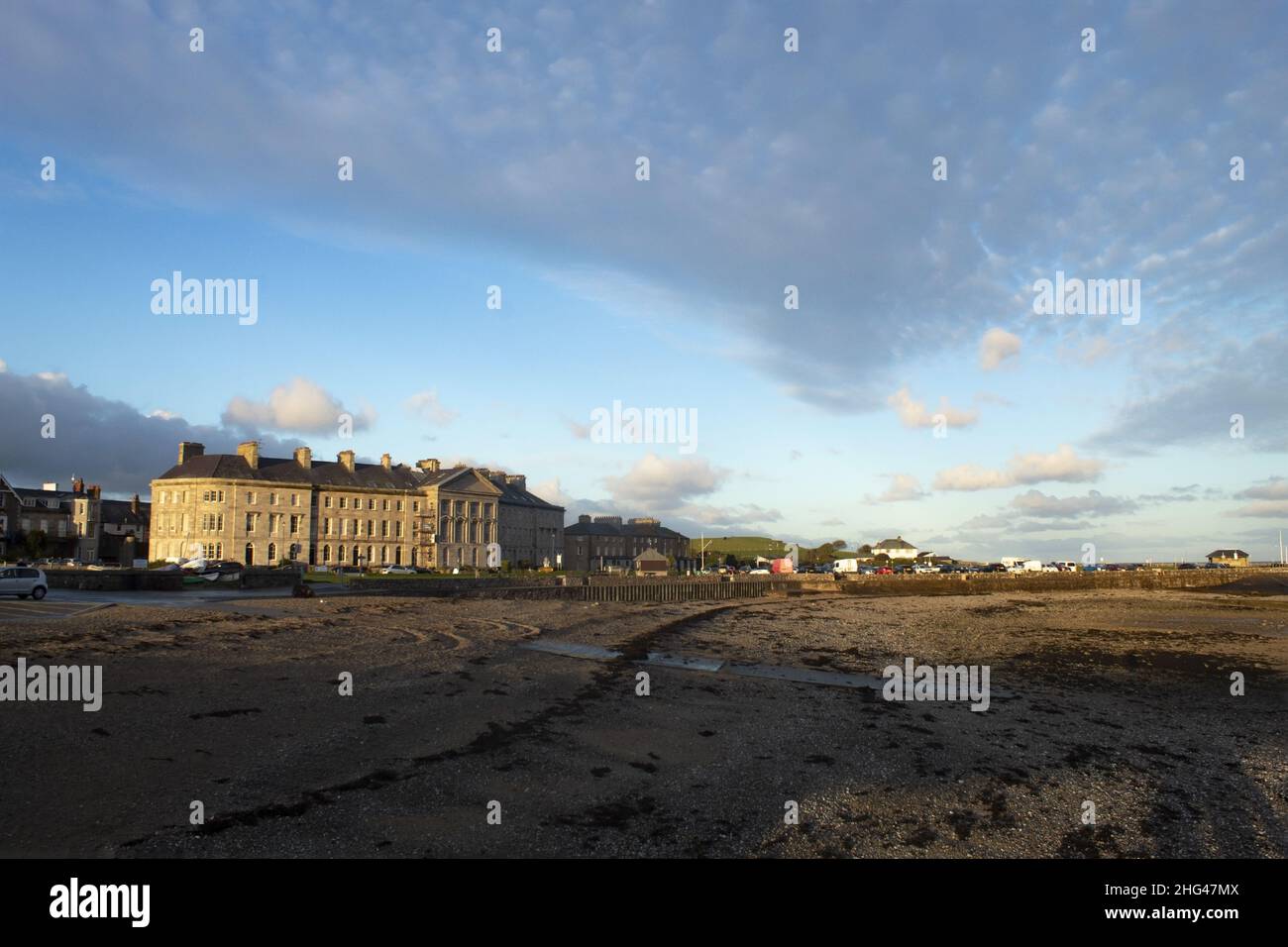 Beaumaris, Anglesey, Galles. Suggestivo paesaggio invernale di spiaggia e costa in questa affascinante e storica cittadina balneare. Cielo blu e spazio di copia. Foto Stock