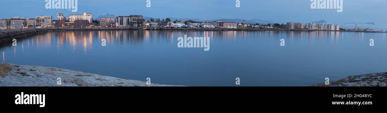 Bodo, Norvegia - 18 agosto 2019: Notte, vista panoramica di blocchi di appartamenti nel centro della città di Bodo sulla riva del fiordo con riflessione in acqua. NORDL Foto Stock