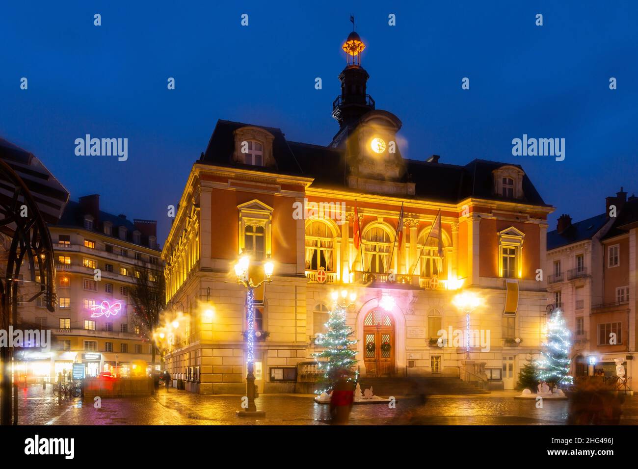 Vista notturna del municipio di Chambery in piazza con luci di Natale, Francia Foto Stock