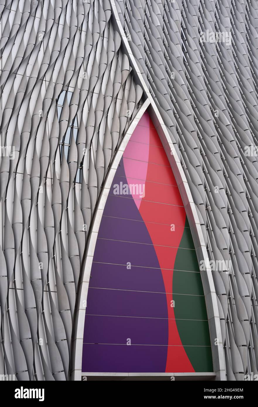 Murale sulle mura del moderno Xiqu Centre, un luogo per la rappresentazione tradizionale dell'opera cinese, West Kowloon Cultural District, Hong Kong Foto Stock