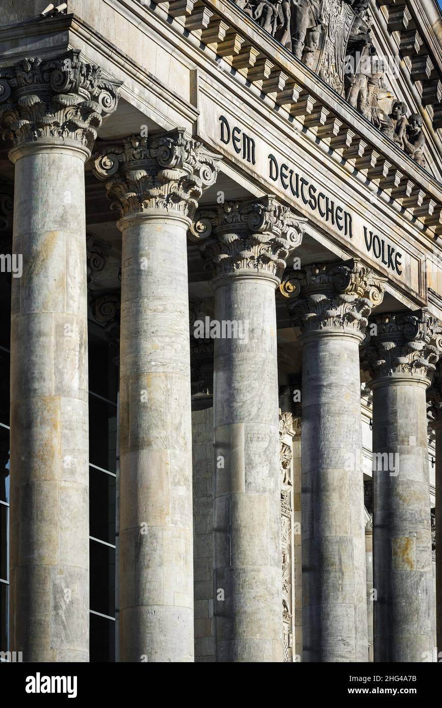 Germania, vista delle colonne e l'iscrizione sul grande portico dello storico edificio del Reichstag a Berlino, Germania. Foto Stock
