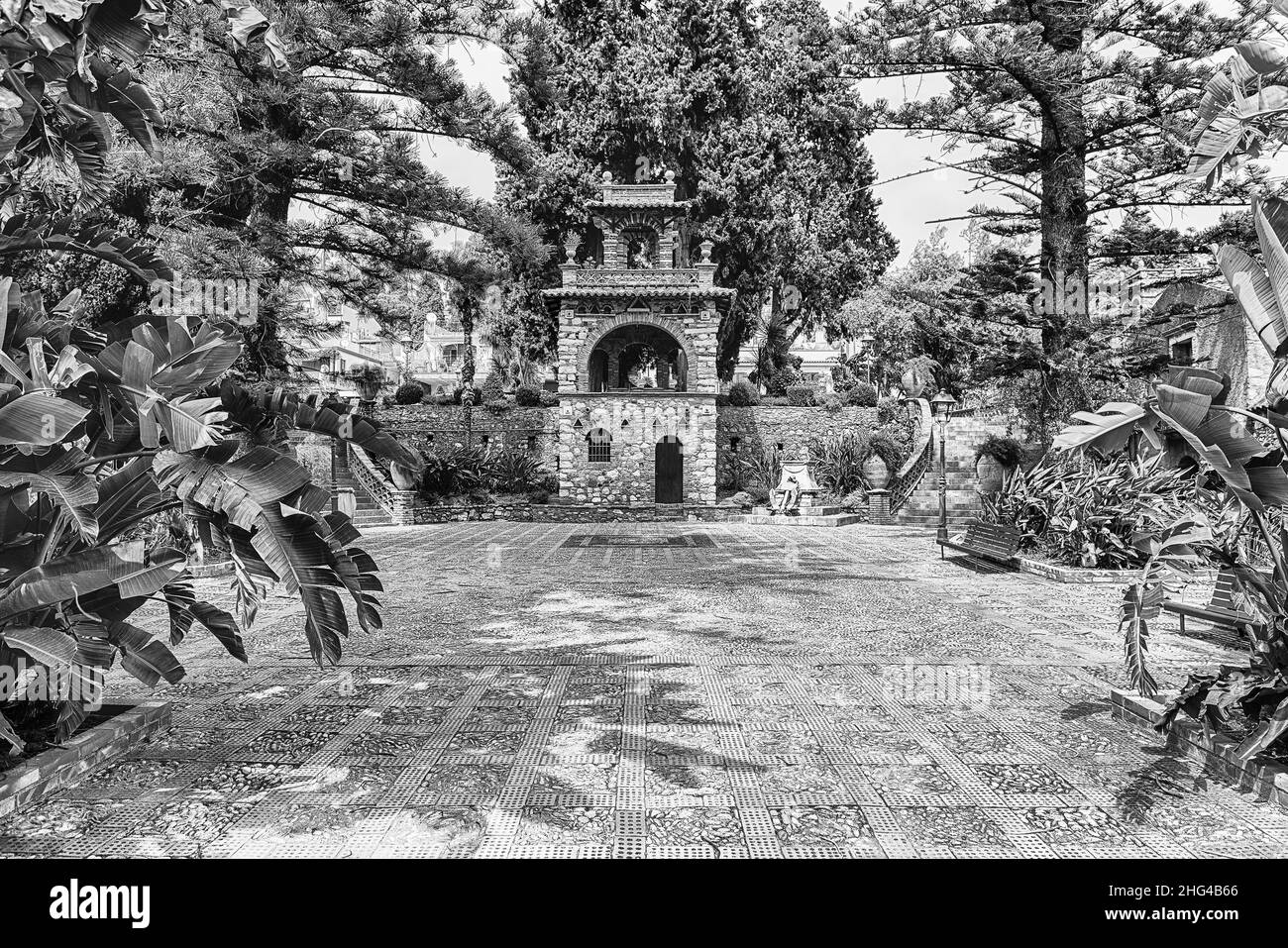 Padiglione storico all'interno dello splendido giardino pubblico, uno dei principali citysights di Taormina, Sicilia, Italia Foto Stock