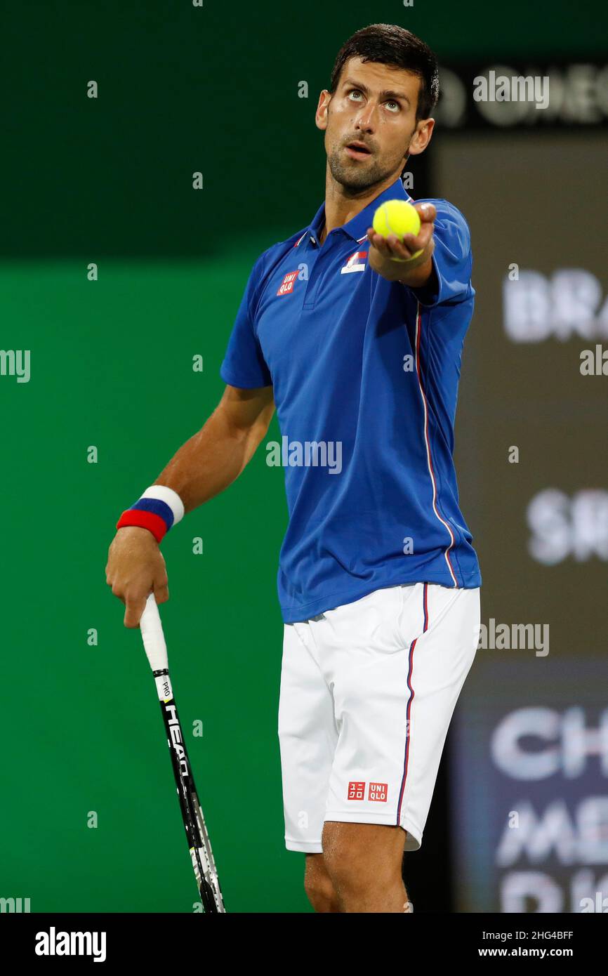 Il tennista serbo Novak Djokovic compete in campo ai Giochi Olimpici estivi di Rio 2016. Il famoso atleta serbo è il numero uno al mondo Foto Stock