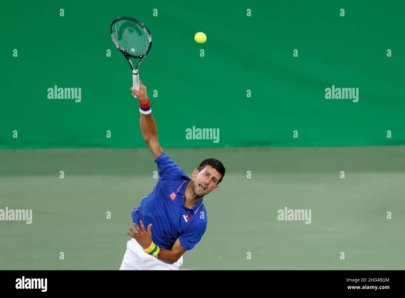 Il tennista serbo Novak Djokovic compete in campo ai Giochi Olimpici estivi di Rio 2016. Il famoso atleta serbo è il numero uno al mondo Foto Stock