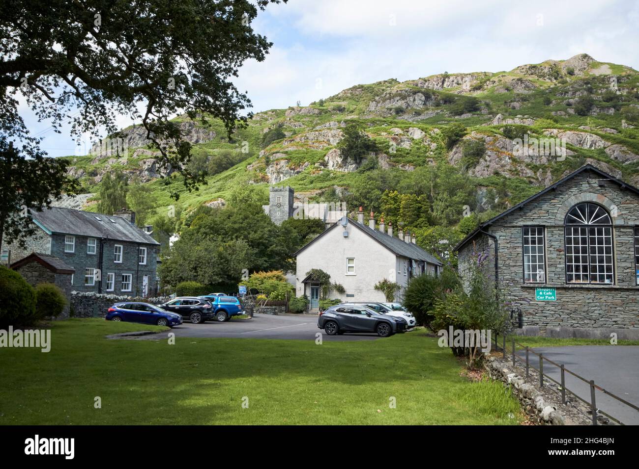 villaggio di cappella style con santa trinity chiesa in background langdale lake district, cumbria, inghilterra, regno unito Foto Stock