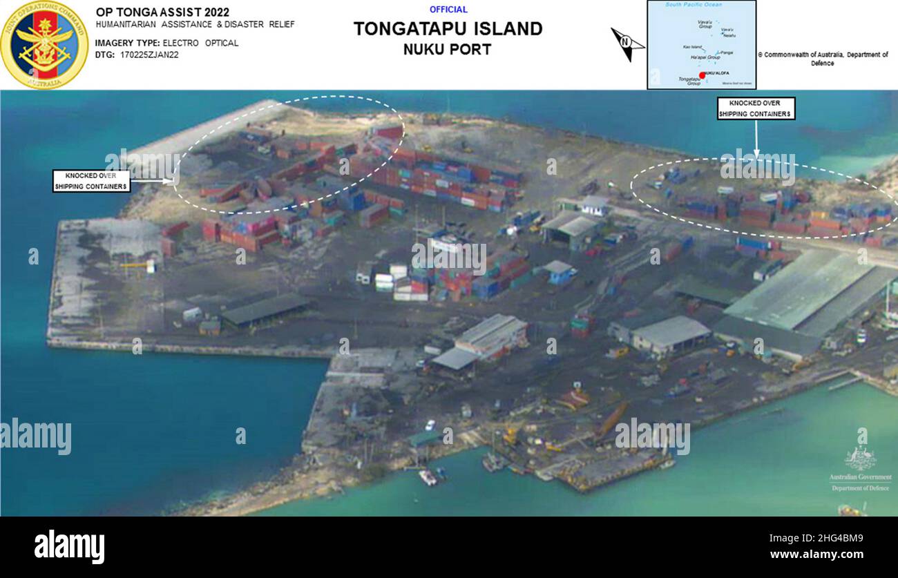 Nuku, Tonga. 18th Jan 2022. Veduta del Porto di Nuku, Isola di Tongatapu, Tonga, presa il 18 gennaio 2022, da una Royal Australian Air Force P-8A Poseidon durante un volo di ricognizione per valutare i danni causati dall'eruzione del vulcano sottomarino Hunga Tonga-Hungaa'apai e il successivo tsunami il 15 gennaio. Secondo il ministro degli Affari Esteri di Tongan, Nanaia Mahuta, prima di poter atterrare i voli umanitari, sarà necessario sgombrare un folto strato di cenere sulla pista dell'aeroporto di Nuku'alofa. Foto via Australian Defense Force/UPI Credit: UPI/Alamy Live News Foto Stock
