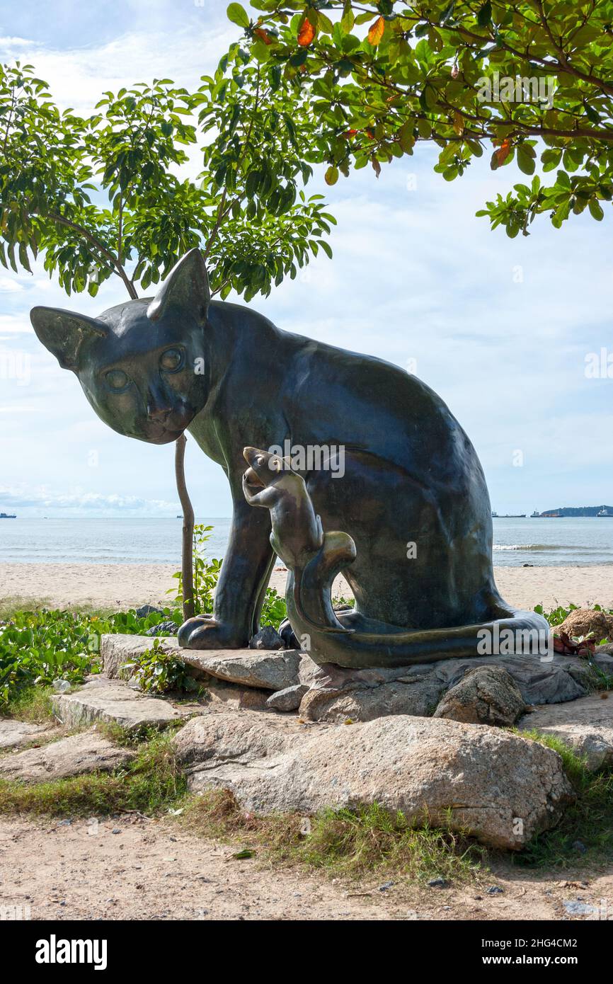 Songkhla, Thailandia - 23 2007 luglio: Statua di gatto e rat presso la spiaggia di Laem Samila. La statua rappresenta le due isole di Koh Maew e Koh Noo Foto Stock