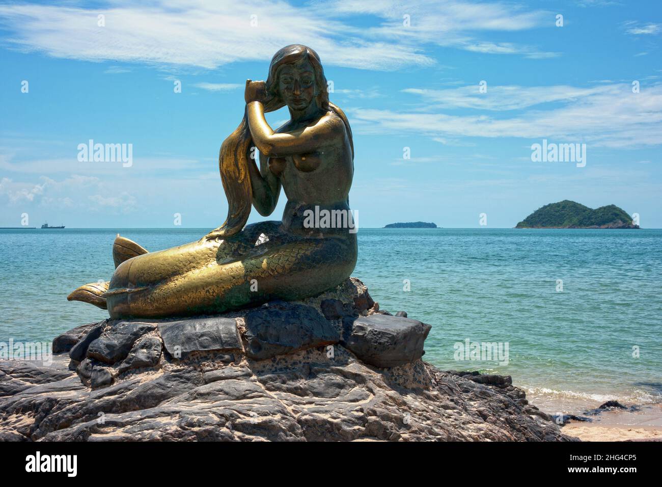 Songkhla, Thailandia - Luglio 23 2007: La statua dorata della sirena sulla spiaggia di Laem Samila è stata creata nel 1966 da Jitr Buabu. Foto Stock