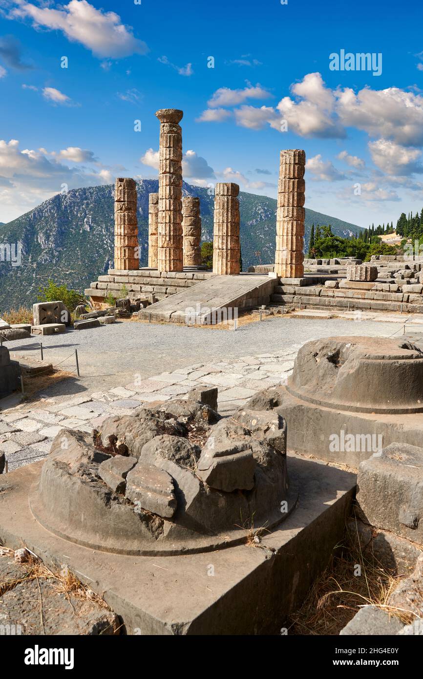 Colonne doriche di Delfi Tempio di Apollo e rovine di Delphi sito archeologico, Delphi, Grecia Foto Stock