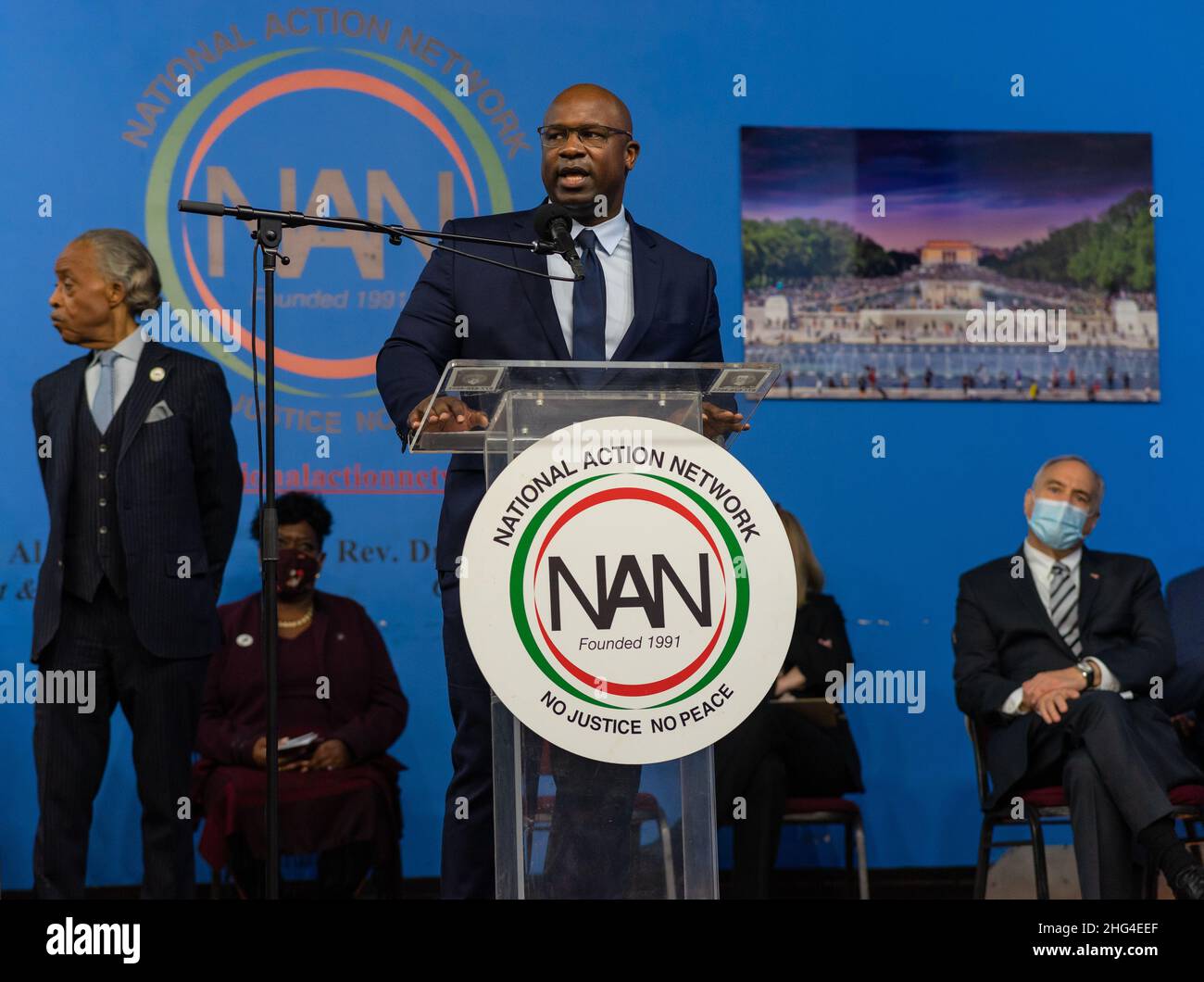 Il Congressman Jamaal Bowman si unisce al Rev. Al Sharpton, fondatore e presidente della rete d'azione nazionale ha celebrato il compleanno del Dr. Martin Luther King alla Camera di Giustizia di Harlem, insieme ai funzionari locali eletti a New York City, NY, USA il 17 gennaio 2022. (Foto di Steve Sanchez/Sipa USA) Foto Stock