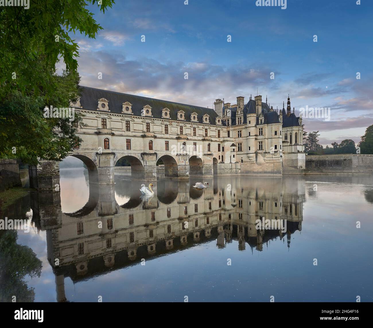 Il Renaissance Chateau de Chenonceau che attraversa il fiume Cher, Indre-et-Loire, costruito nel 1514–1522. Il ponte sul fiume è stato costruito (1556-1559) a. Foto Stock