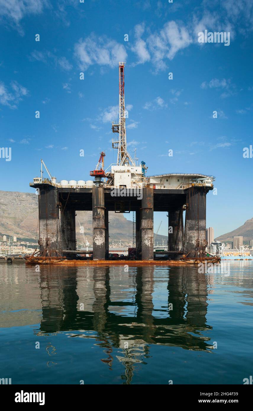 Una piattaforma di estrazione dell'olio nel porto di Table Bay, Città del Capo, in fase di riparazione. Foto Stock