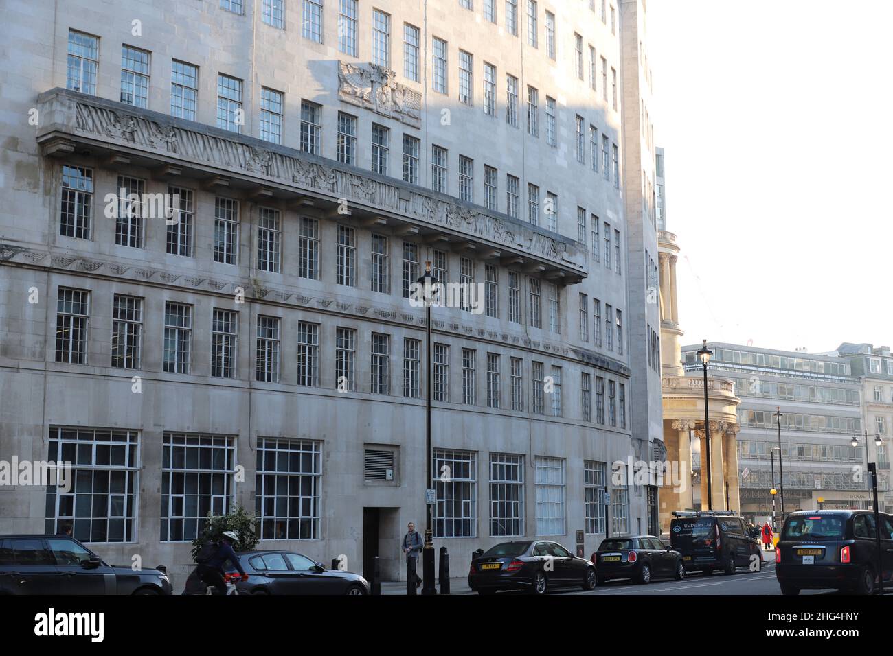 BBC Broadcasting House a Portland Place. Foto scattate poco dopo la statua di Prospero e Ariel di Eric Gill fu vandalizzata Foto Stock
