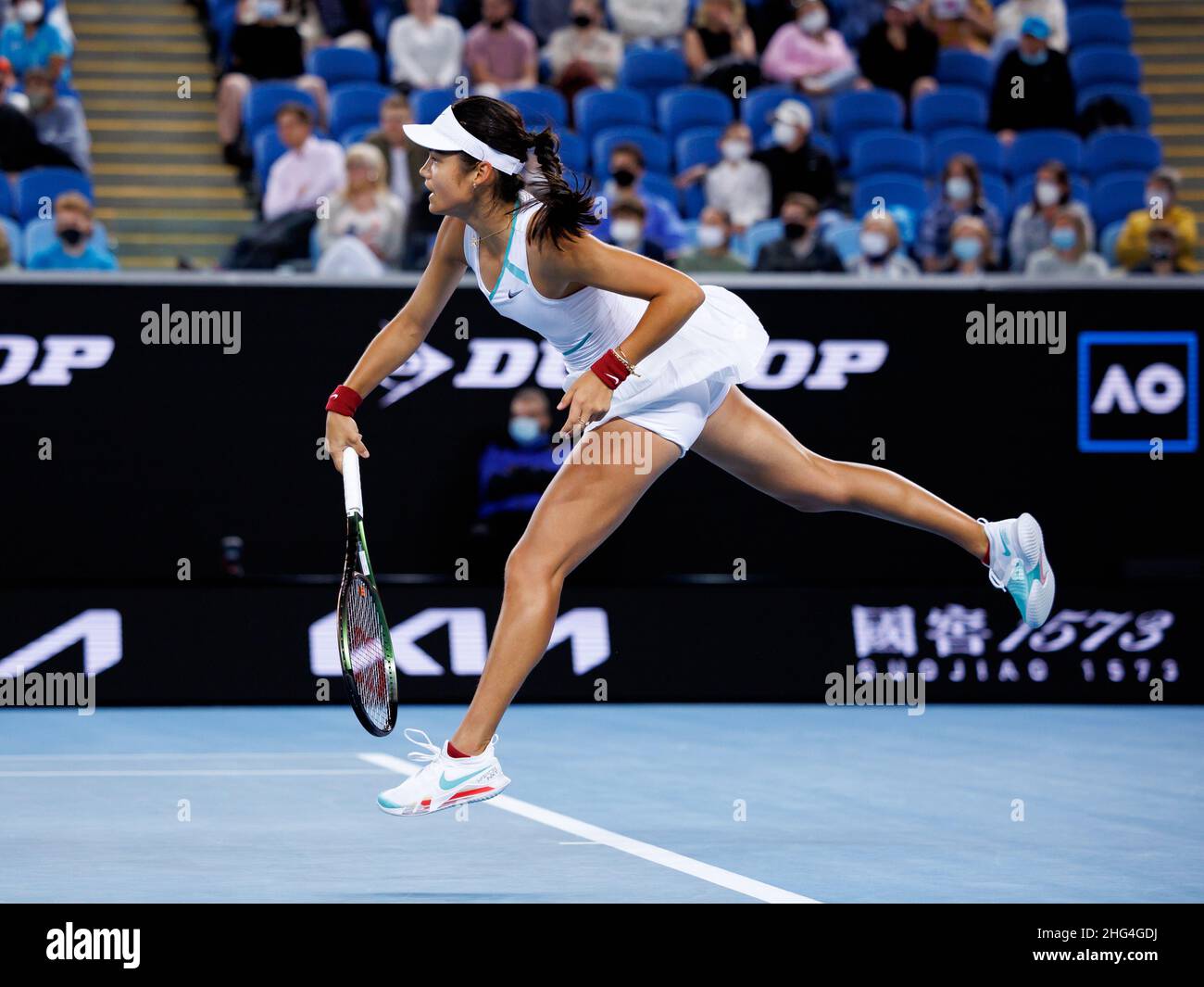 Melbourne, Australia. 18th Jan 2022. EMMA RADUCANU (GBR) in azione il giorno 2 presso l'Australian Open 2022 di martedì 2022 gennaio, Melbourne Park Credit: Corleve/Alamy Live News Foto Stock