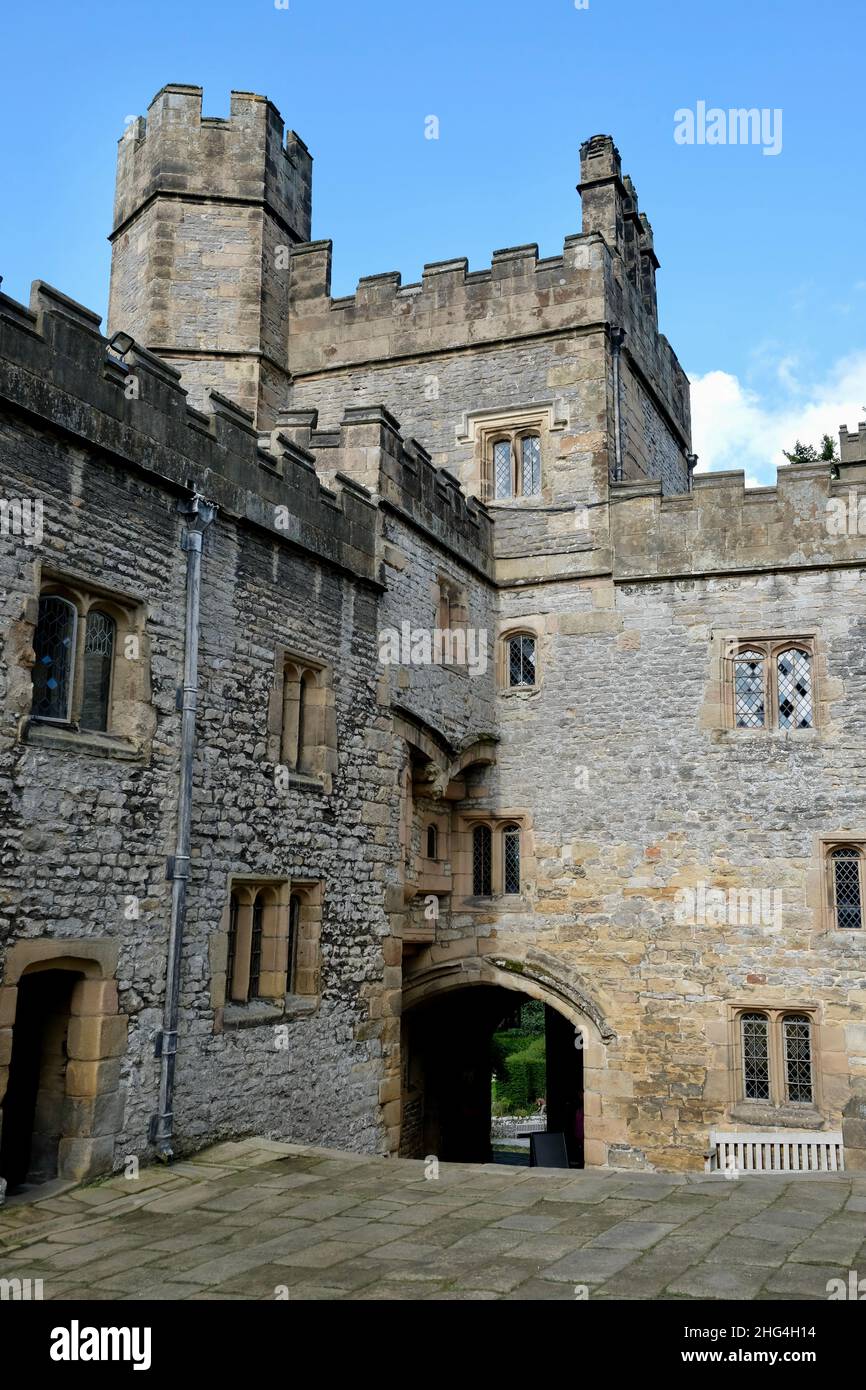 Haddon Hall and Gardens sorge sul fiume Wye, vicino a Bakewell, nel Derbyshire, una storica sala medievale e Tudor risalente al 11th secolo. Foto Stock