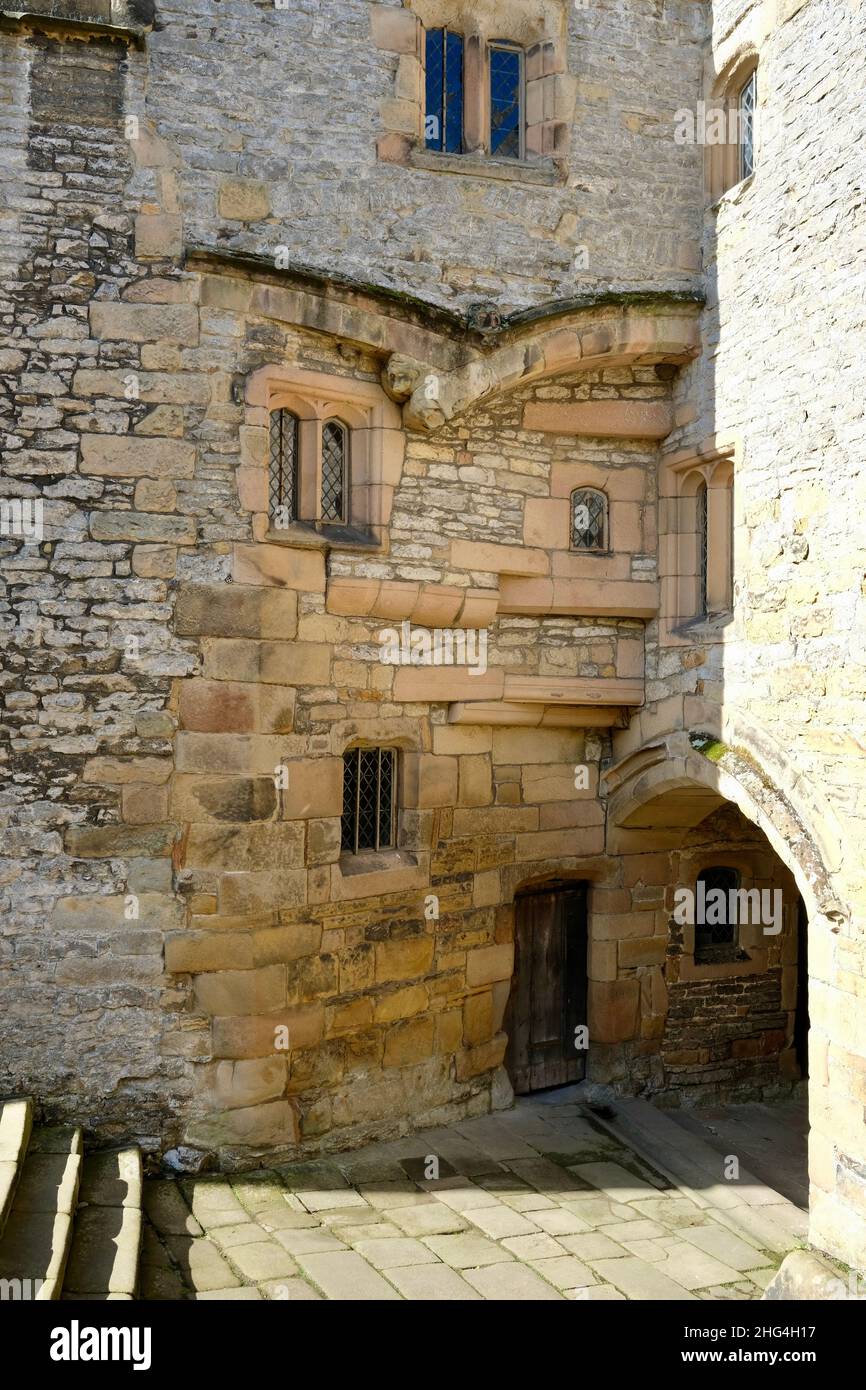 Haddon Hall and Gardens sorge sul fiume Wye, vicino a Bakewell, nel Derbyshire, una storica sala medievale e Tudor risalente al 11th secolo. Foto Stock