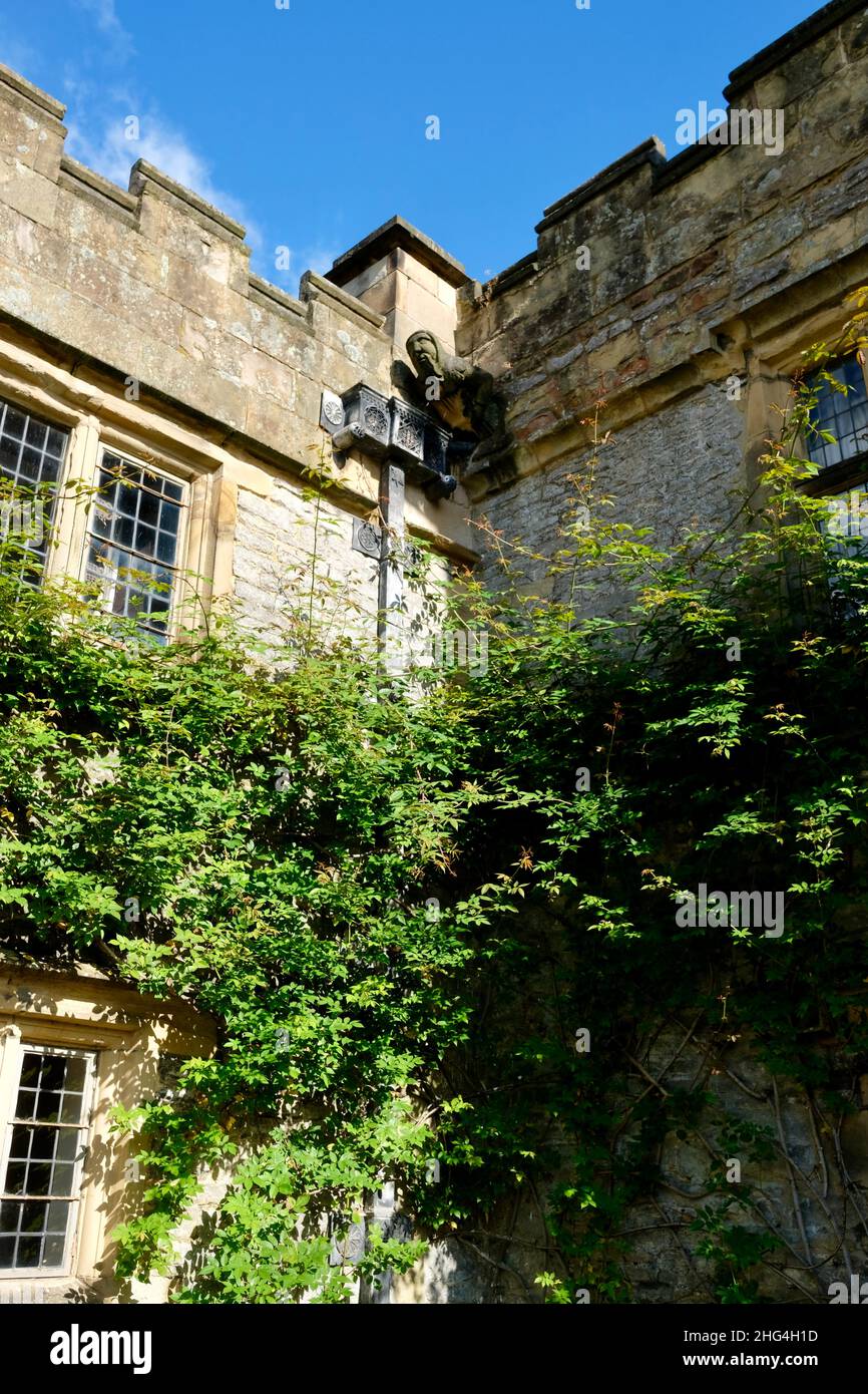 Haddon Hall and Gardens sorge sul fiume Wye, vicino a Bakewell, nel Derbyshire, una storica sala medievale e Tudor risalente al 11th secolo. Foto Stock