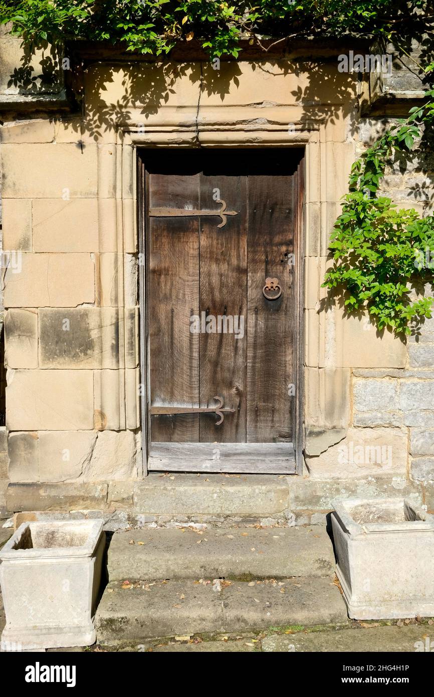Haddon Hall and Gardens sorge sul fiume Wye, vicino a Bakewell, nel Derbyshire, una storica sala medievale e Tudor risalente al 11th secolo. Foto Stock