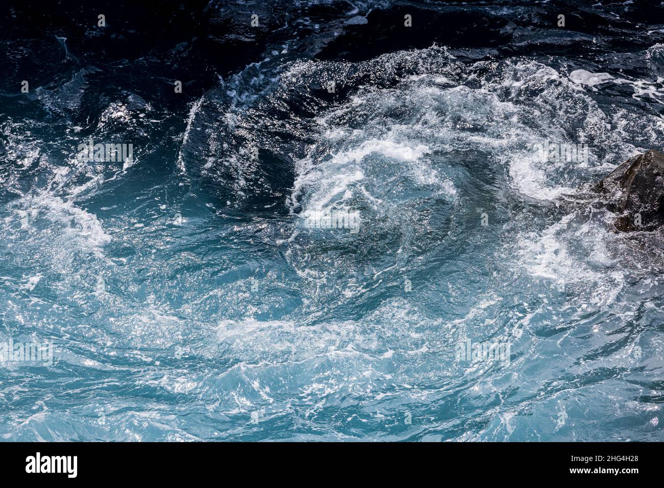 Mari accidentati che si aggirano sulle rocce vulcaniche della costa di Playa San Juan, Tenerife, Isole Canarie, Spagna Foto Stock