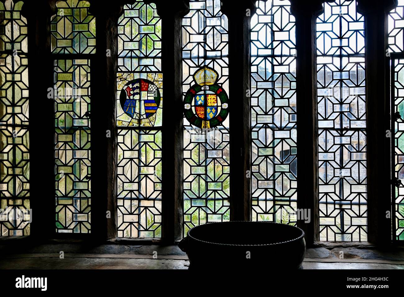 Haddon Hall and Gardens sorge sul fiume Wye, vicino a Bakewell, nel Derbyshire, una storica sala medievale e Tudor risalente al 11th secolo. Foto Stock