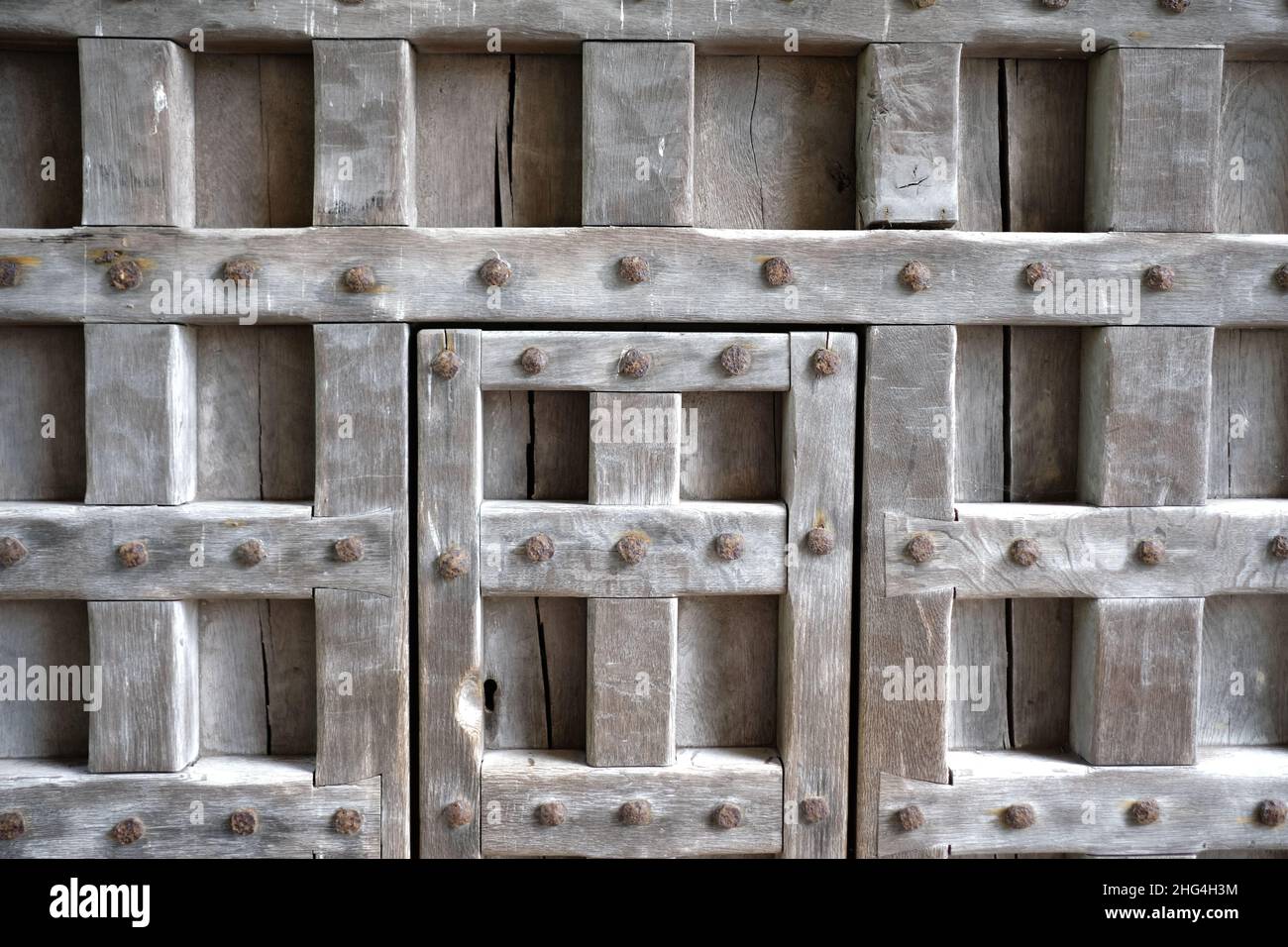 Haddon Hall and Gardens sorge sul fiume Wye, vicino a Bakewell, nel Derbyshire, una storica sala medievale e Tudor risalente al 11th secolo. Foto Stock