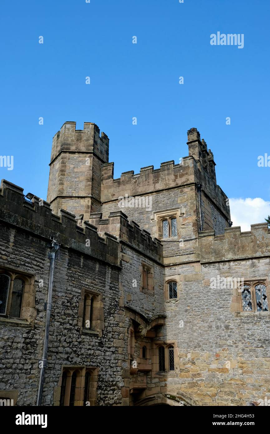 Haddon Hall and Gardens sorge sul fiume Wye, vicino a Bakewell, nel Derbyshire, una storica sala medievale e Tudor risalente al 11th secolo. Foto Stock
