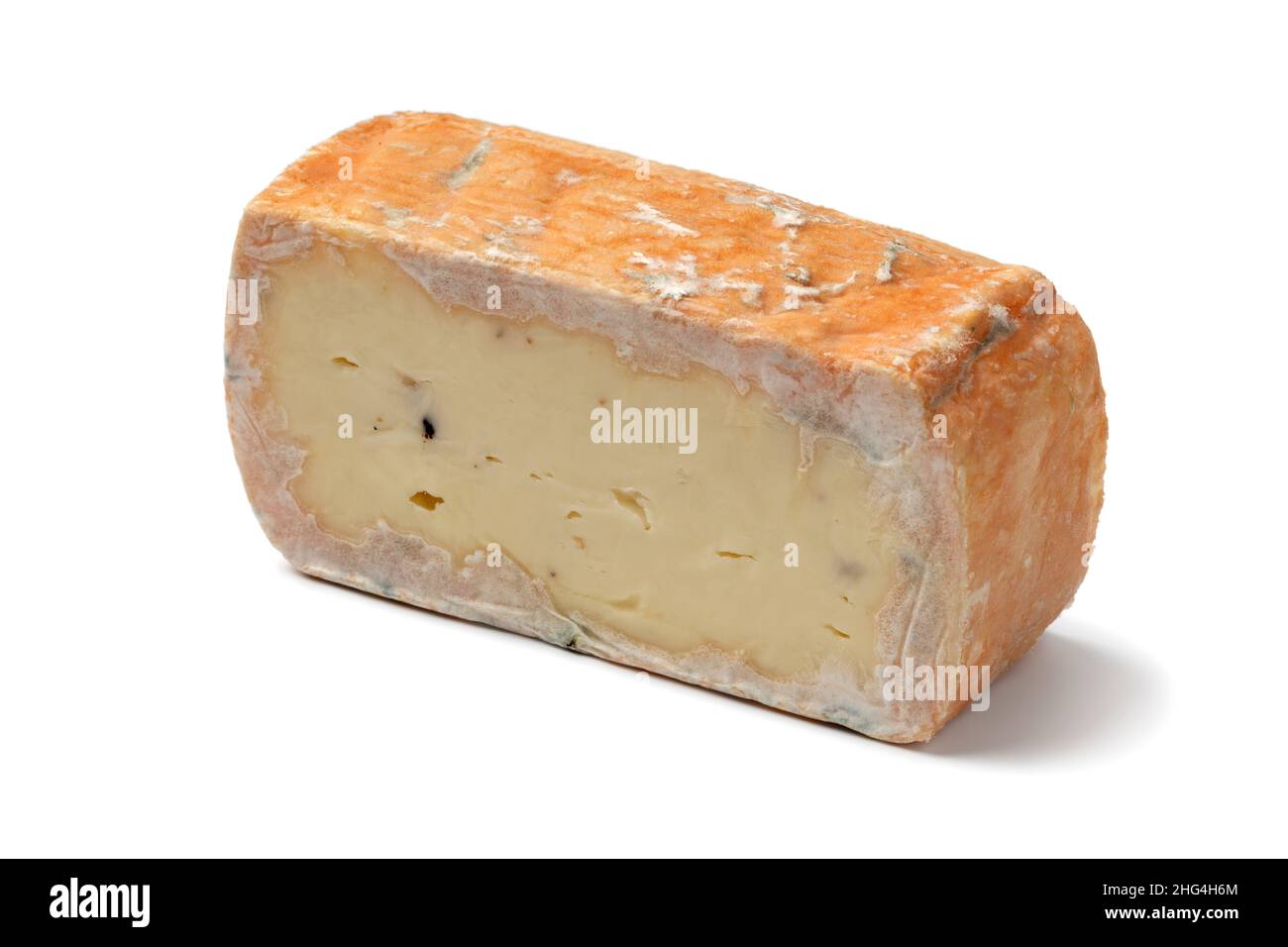 Pezzo di semisoft taleggio italiano con tubero isolato su sfondo bianco da vicino Foto Stock
