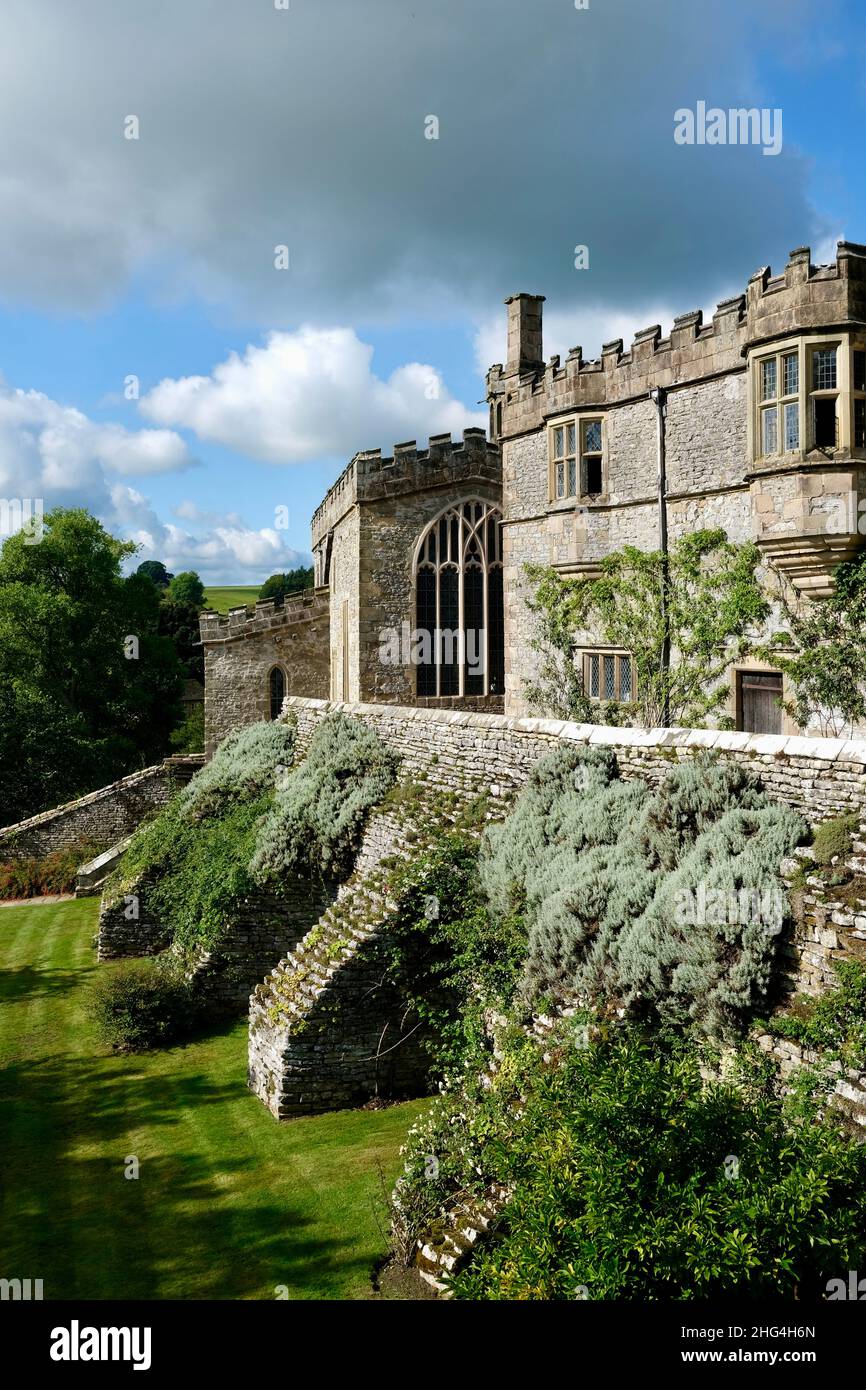 Haddon Hall and Gardens sorge sul fiume Wye, vicino a Bakewell, nel Derbyshire, una storica sala medievale e Tudor risalente al 11th secolo. Foto Stock