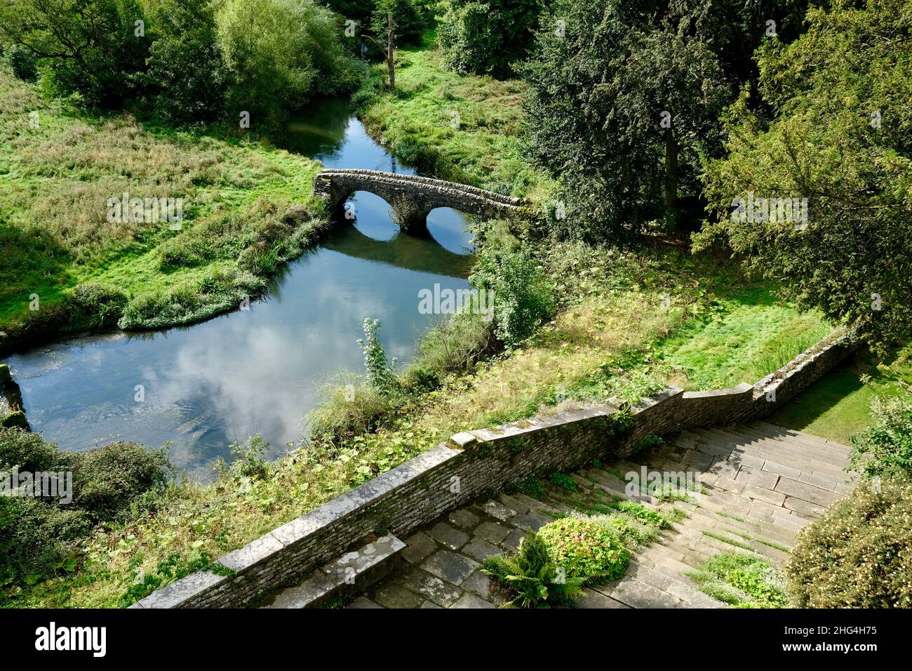 Haddon Hall and Gardens sorge sul fiume Wye, vicino a Bakewell, nel Derbyshire, una storica sala medievale e Tudor risalente al 11th secolo. Foto Stock