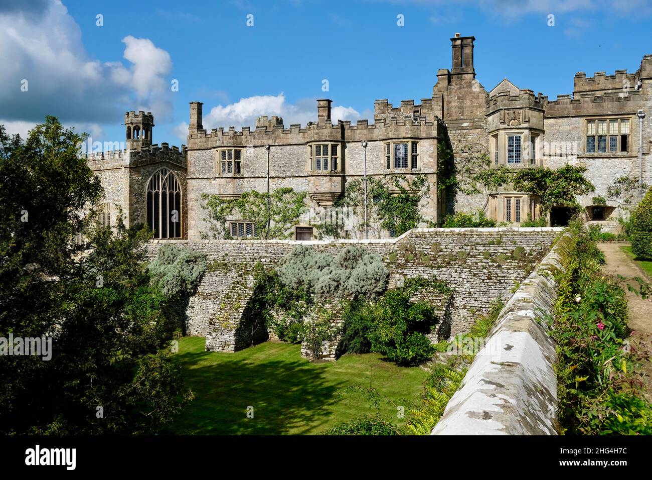 Haddon Hall and Gardens sorge sul fiume Wye, vicino a Bakewell, nel Derbyshire, una storica sala medievale e Tudor risalente al 11th secolo. Foto Stock