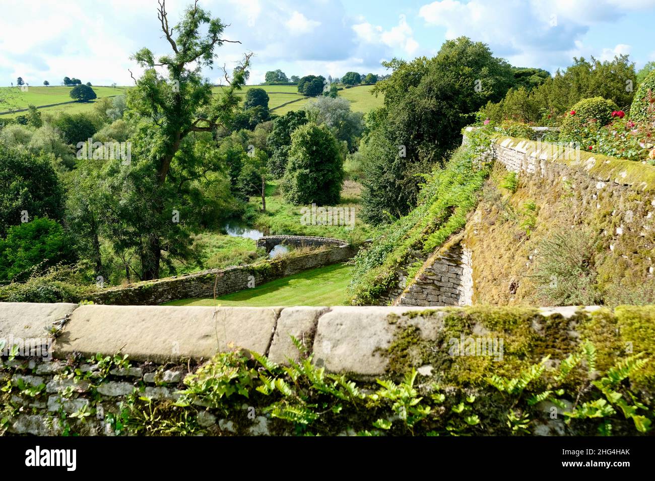 Haddon Hall and Gardens sorge sul fiume Wye, vicino a Bakewell, nel Derbyshire, una storica sala medievale e Tudor risalente al 11th secolo. Foto Stock