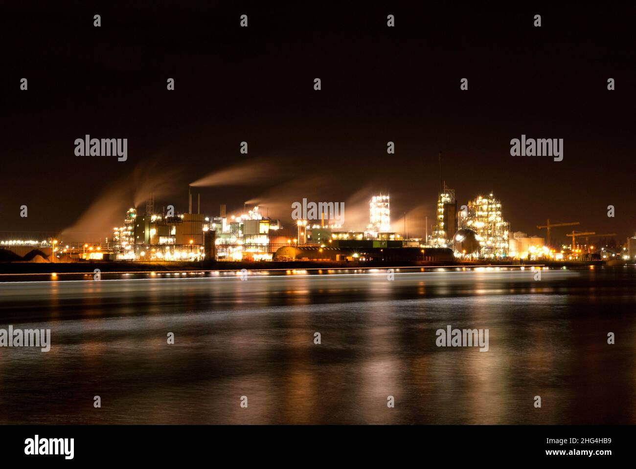 Come visto dall'altro lato attraverso il fiume Merwede Foto Stock