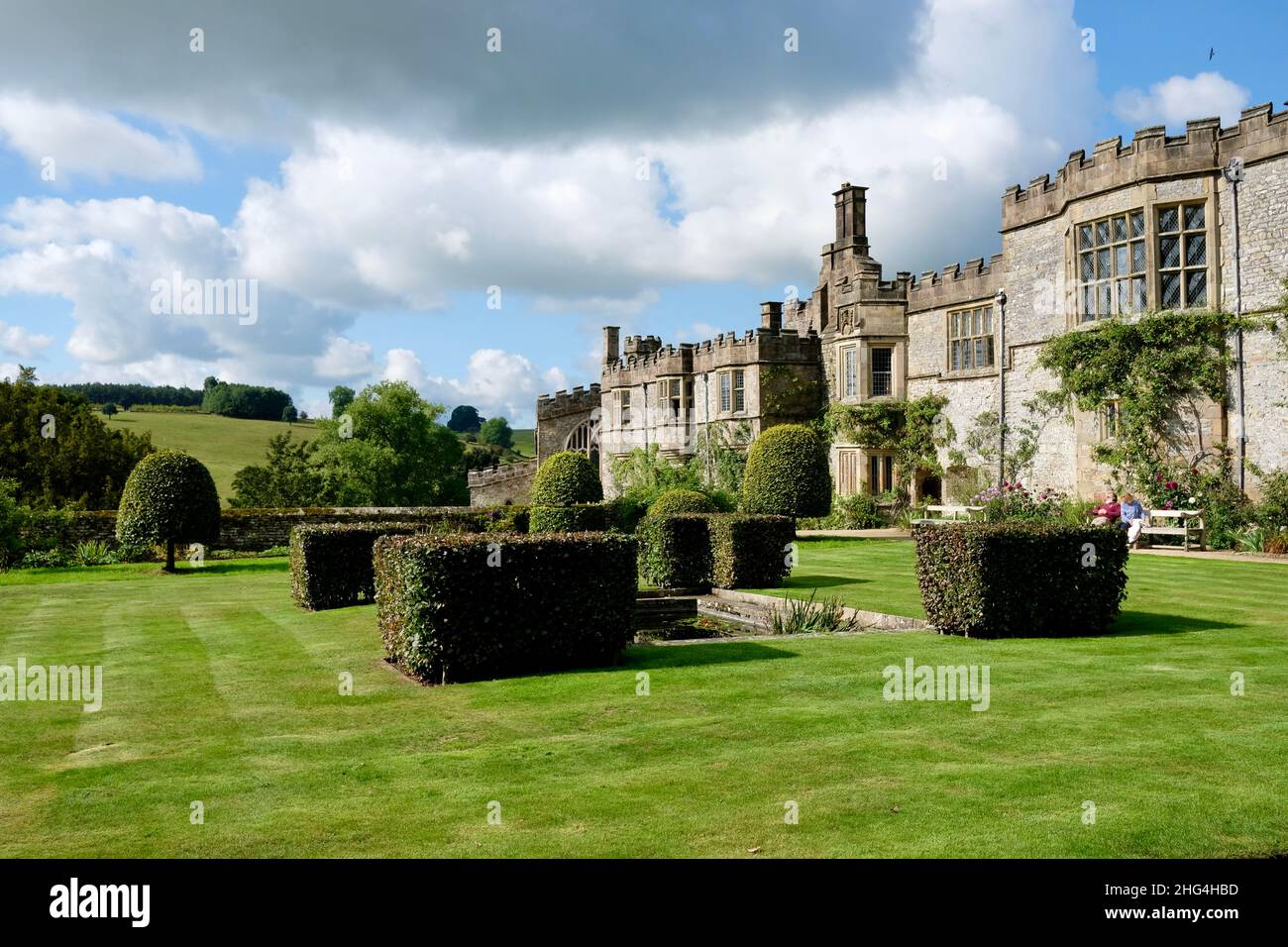 Haddon Hall and Gardens sorge sul fiume Wye, vicino a Bakewell, nel Derbyshire, una storica sala medievale e Tudor risalente al 11th secolo. Foto Stock