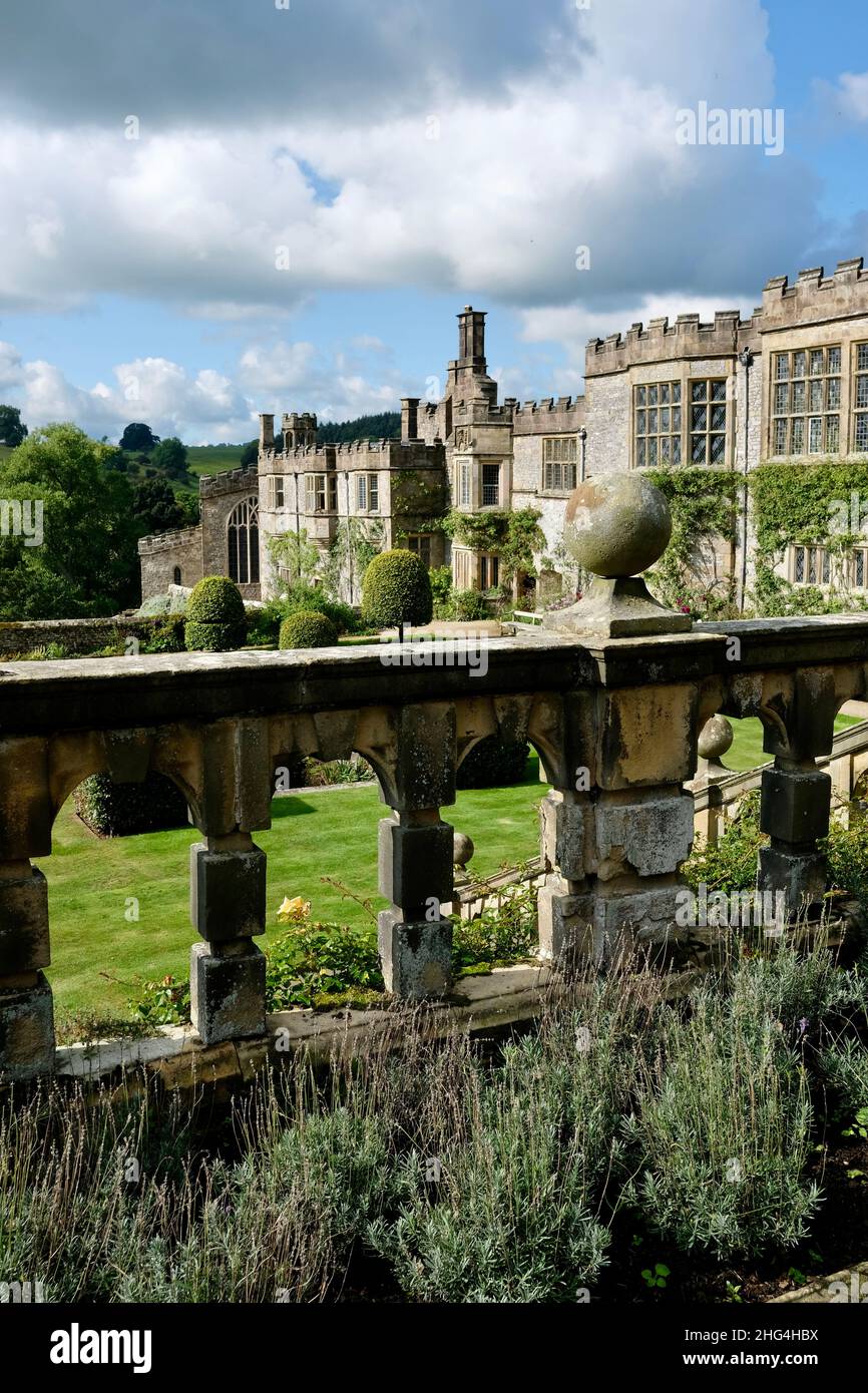Haddon Hall and Gardens sorge sul fiume Wye, vicino a Bakewell, nel Derbyshire, una storica sala medievale e Tudor risalente al 11th secolo. Foto Stock