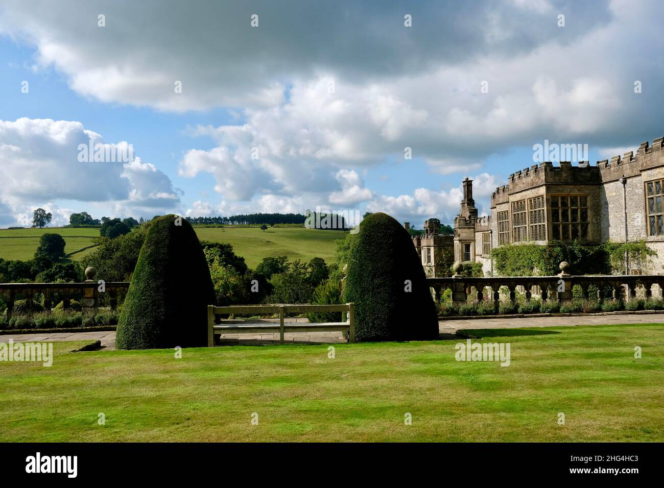 Haddon Hall and Gardens sorge sul fiume Wye, vicino a Bakewell, nel Derbyshire, una storica sala medievale e Tudor risalente al 11th secolo. Foto Stock