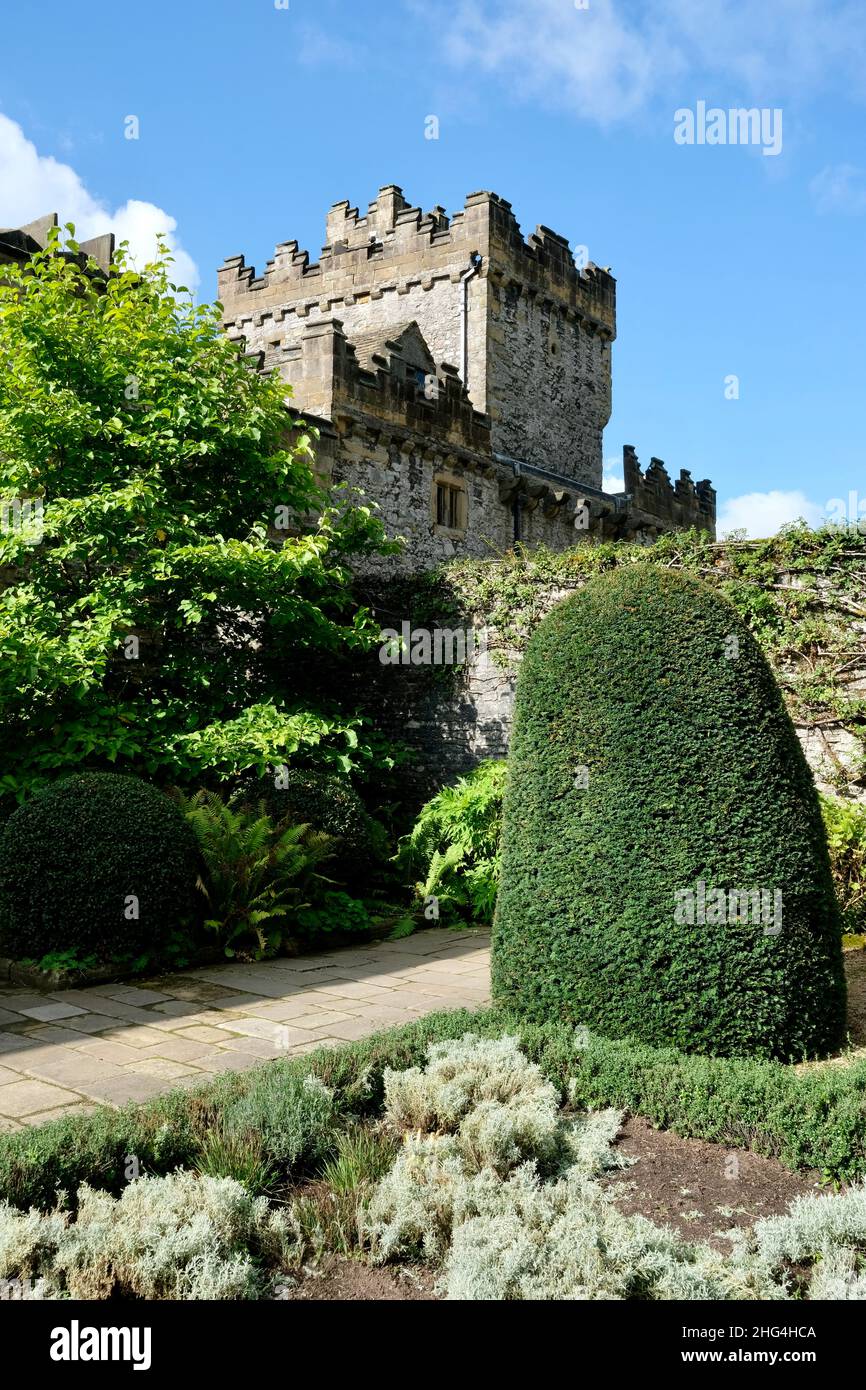 Haddon Hall and Gardens sorge sul fiume Wye, vicino a Bakewell, nel Derbyshire, una storica sala medievale e Tudor risalente al 11th secolo. Foto Stock