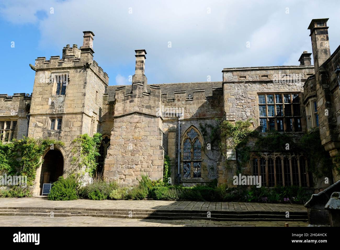 Haddon Hall and Gardens sorge sul fiume Wye, vicino a Bakewell, nel Derbyshire, una storica sala medievale e Tudor risalente al 11th secolo. Foto Stock