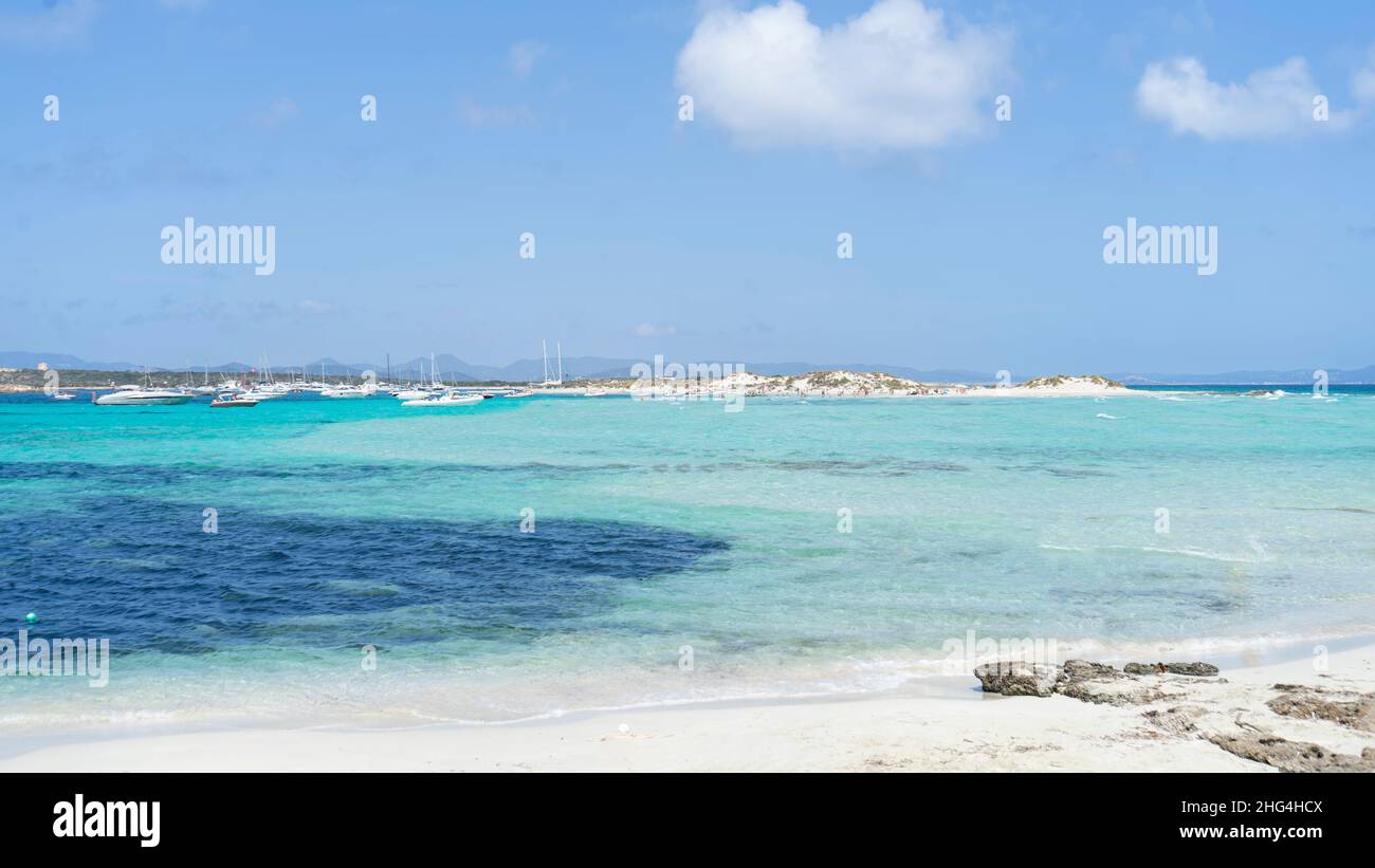 Vista panoramica dalla spiaggia di Espalmador a Formentera, Mar Mediterraneo, Spagna Foto Stock